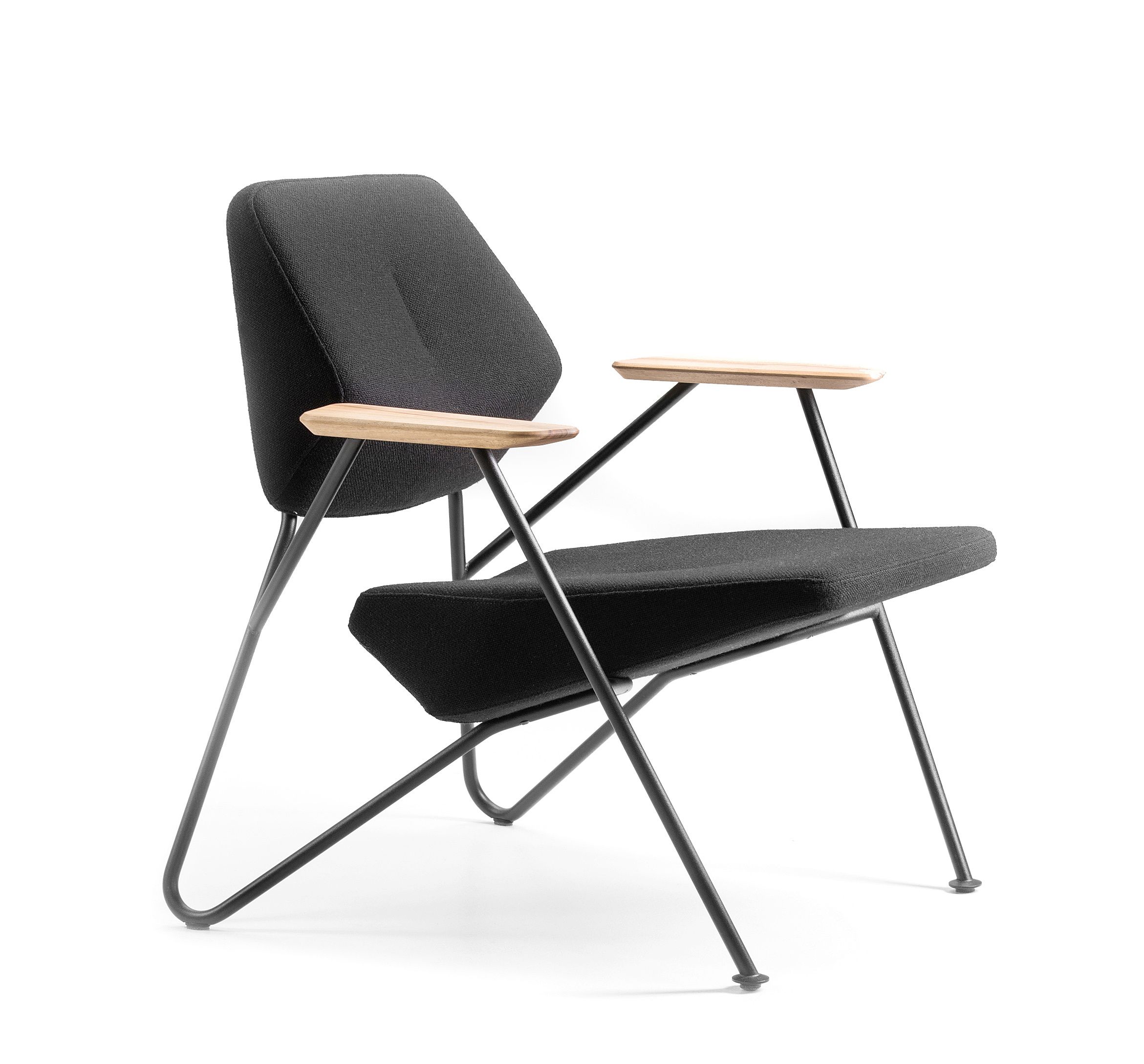 Polygon Sessel von Prostoria, schwarzer Stoff, Holzarmlehnen, modernes Design für Indoor und Outdoor.