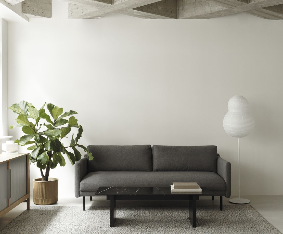 Graues Rar Sofa von Normann Copenhagen, 3-Sitzer, im modernen Wohnzimmer mit Pflanze und Lampe.