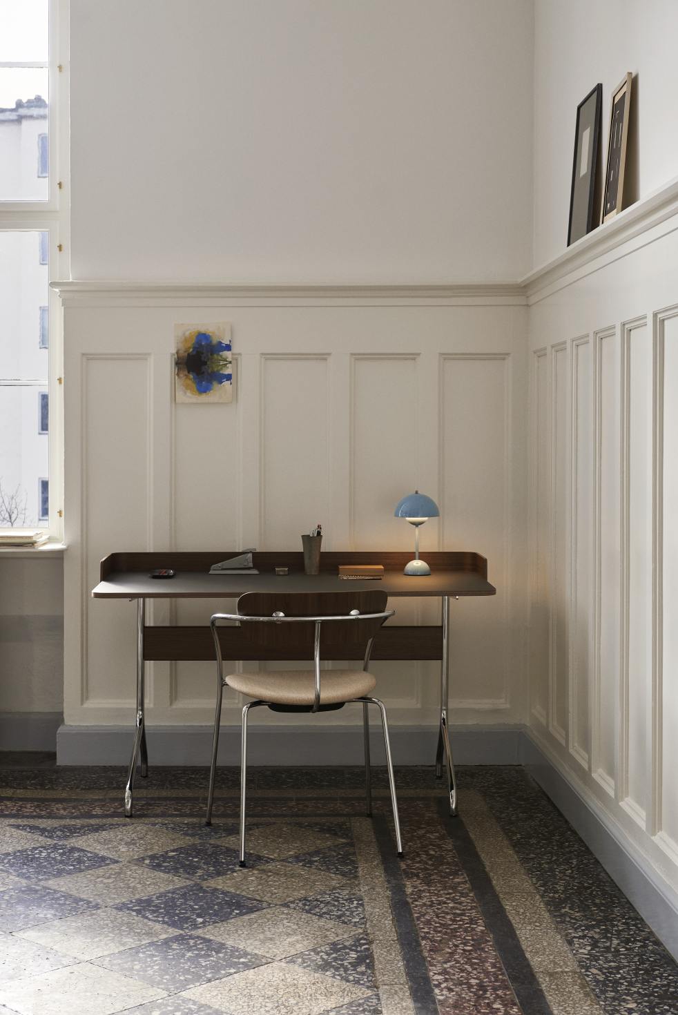 AndTradition Pavilion Schreibtisch mit Stuhl und blauer Lampe in einem stilvollen, hellen Raum.