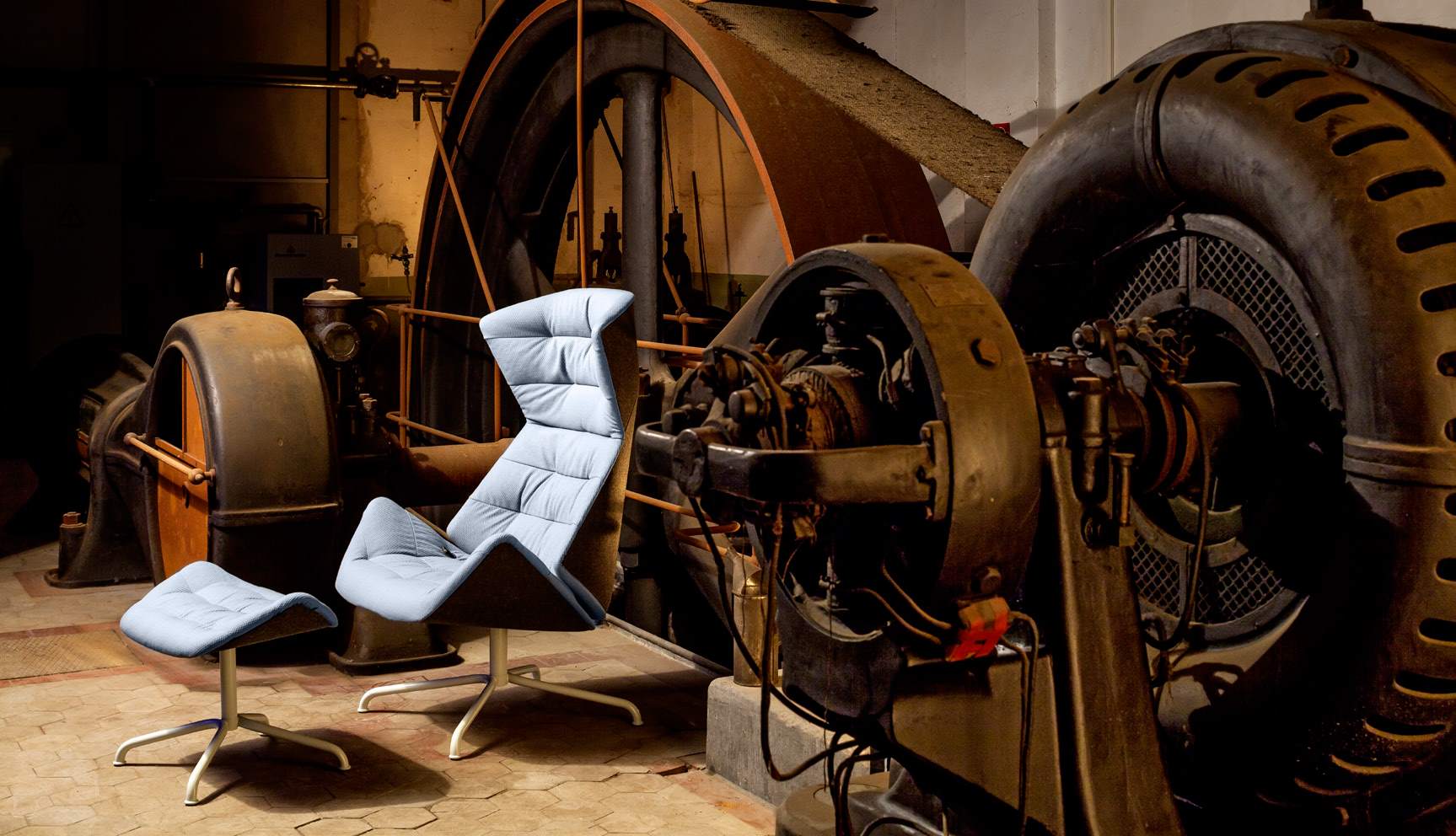 Blauer Hocker für Thonet 808 Lounge-Sessel, bequeme Fußablage mit modernem Design.