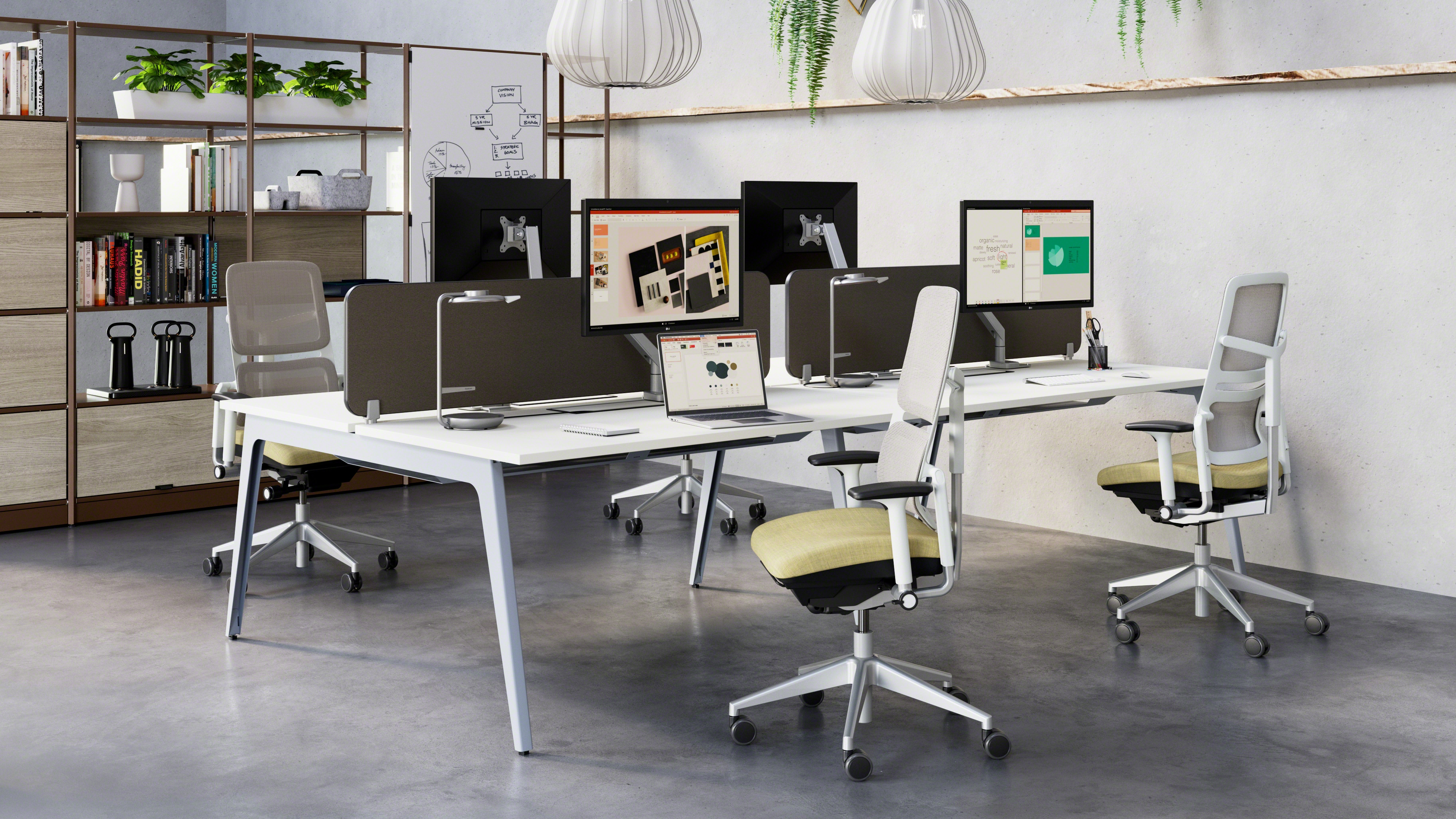 Büro mit mehreren Steelcase Please Air Stühlen mit Netzrücken und ergonomischen Büromöbeln.