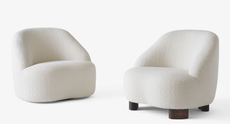 Zwei Margas Sessel von AndTradition, cremeweißes Bouclé, moderne Wohnzimmermöbel.