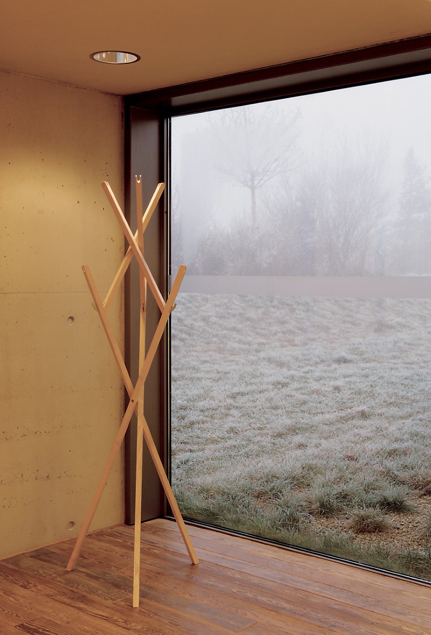 Hut ab Garderobenständer von Nils Holger Moormann aus hellem Holz vor Fenster. Design Garderobe.