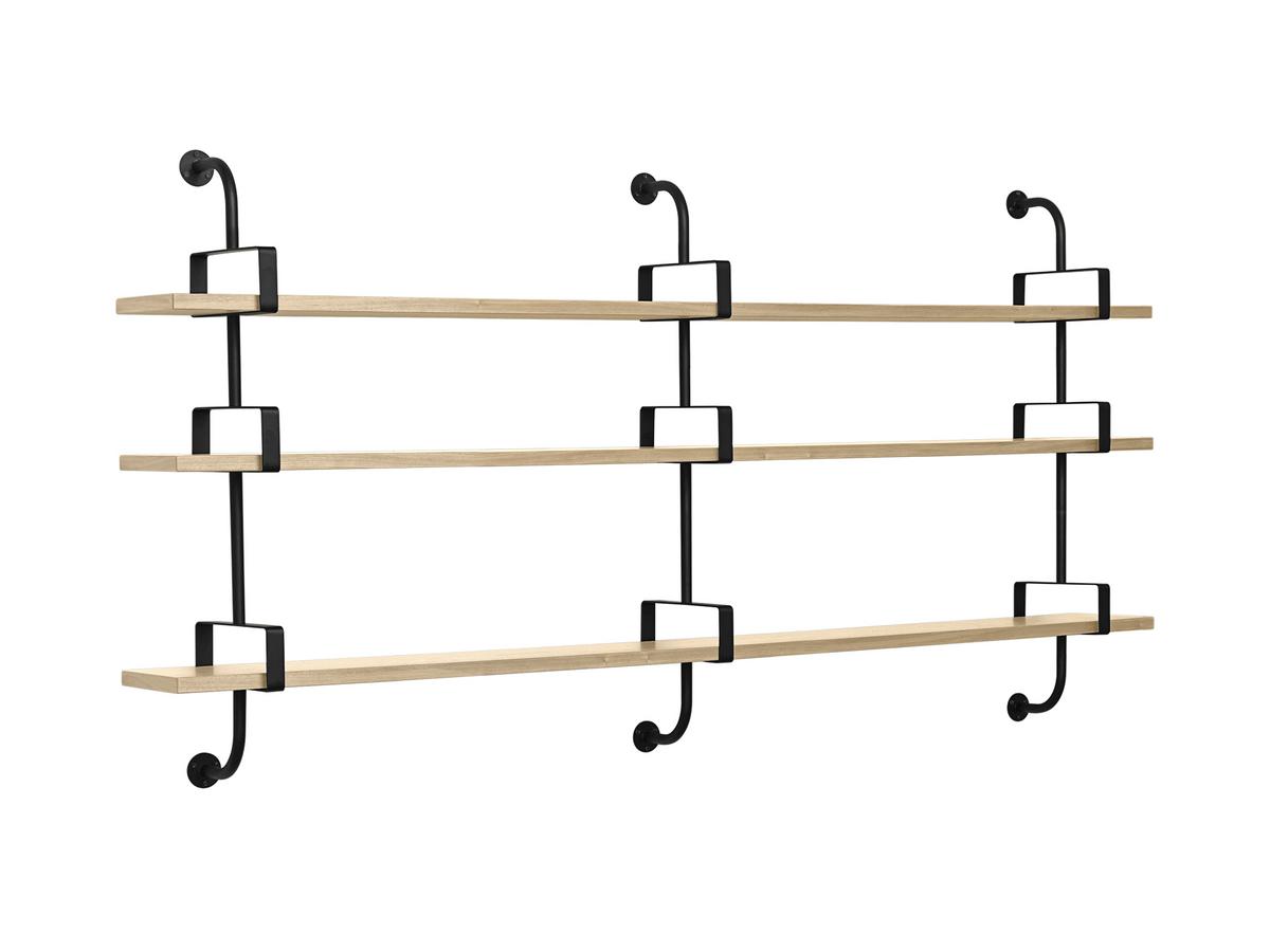 Décoratives Gubi Regal "Démon Shelf" mit drei Holzebenen und schwarzen Metallhalterungen.