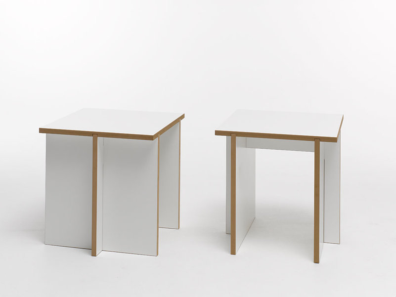 Zwei weiße Tojo Hocker, minimalistisch designt, als Sitzhocker oder Beistelltisch nutzbar, für moderne Wohnraumgestaltung.
