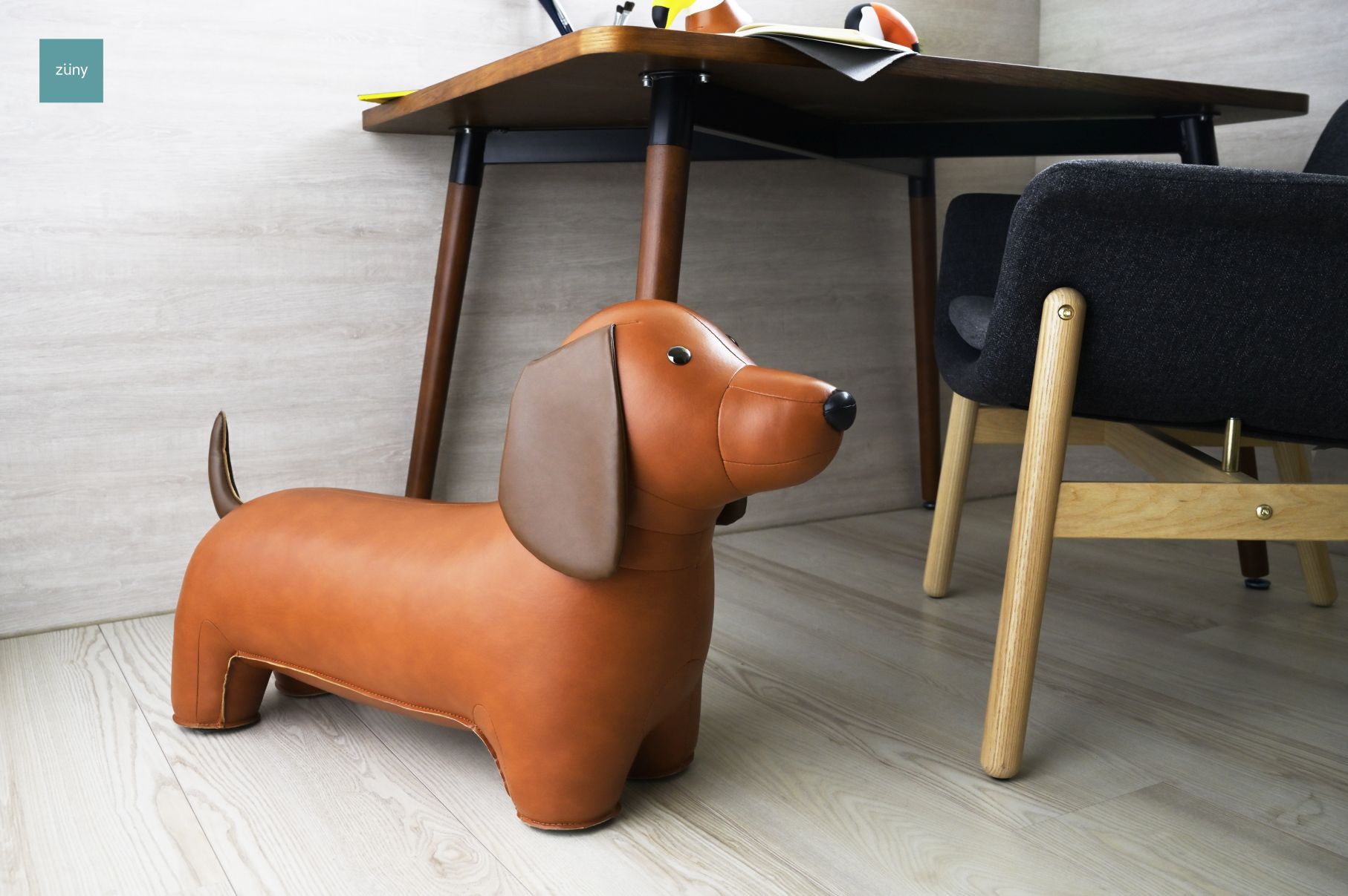 Brauner Teckel Hocker von Züny aus Kunstleder, ideal als Deko oder Sitzgelegenheit.