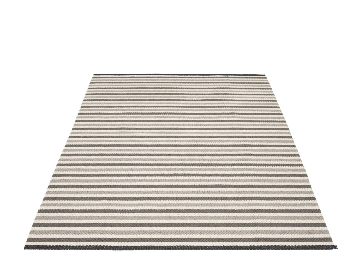 Teo Teppich 140x200cm Grau von Pappelina mit horizontalen Streifen in Grau- und Weißtönen.