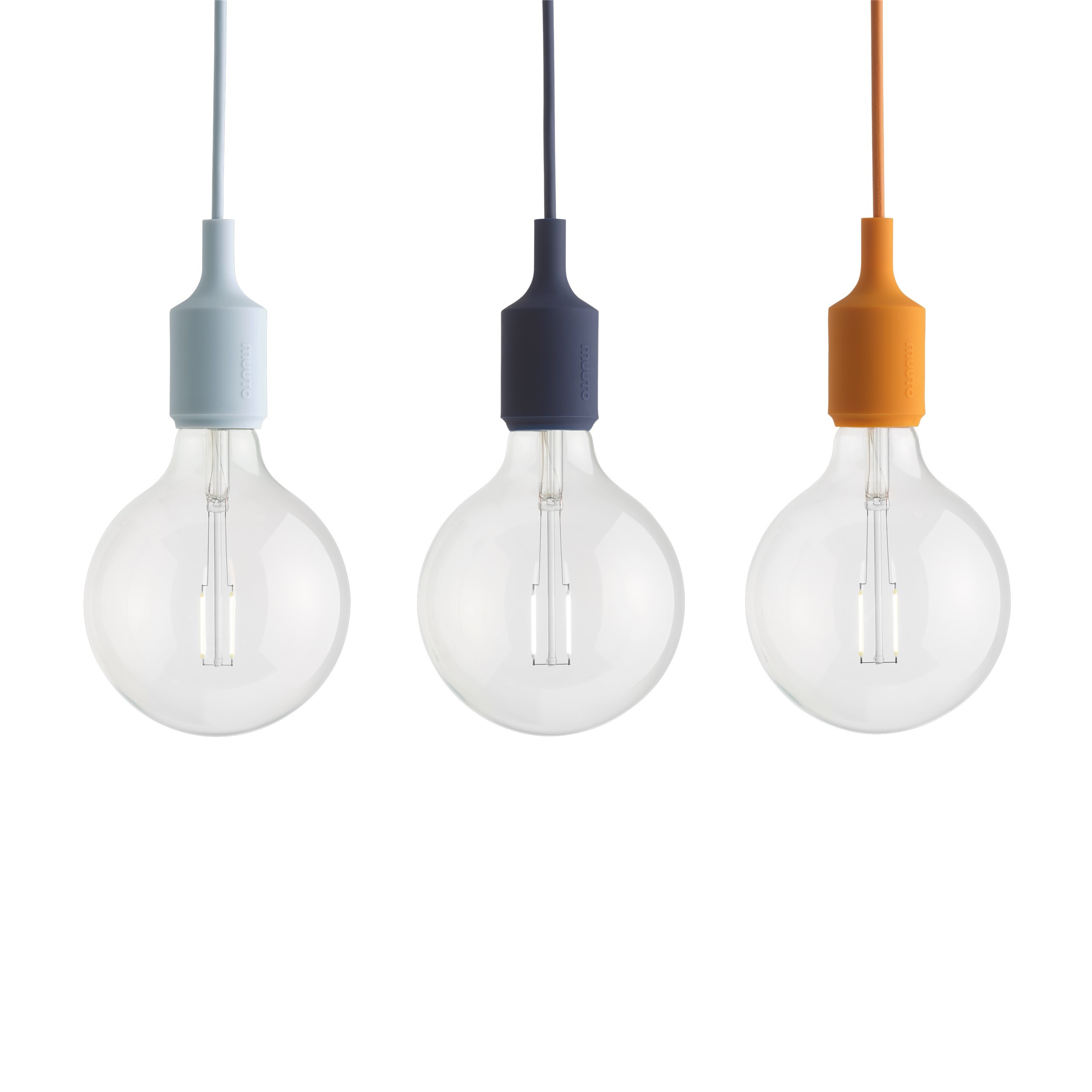 Drei Muuto E27 Socket Lamp Pendelleuchten in Blau, Dunkelblau und Orange.