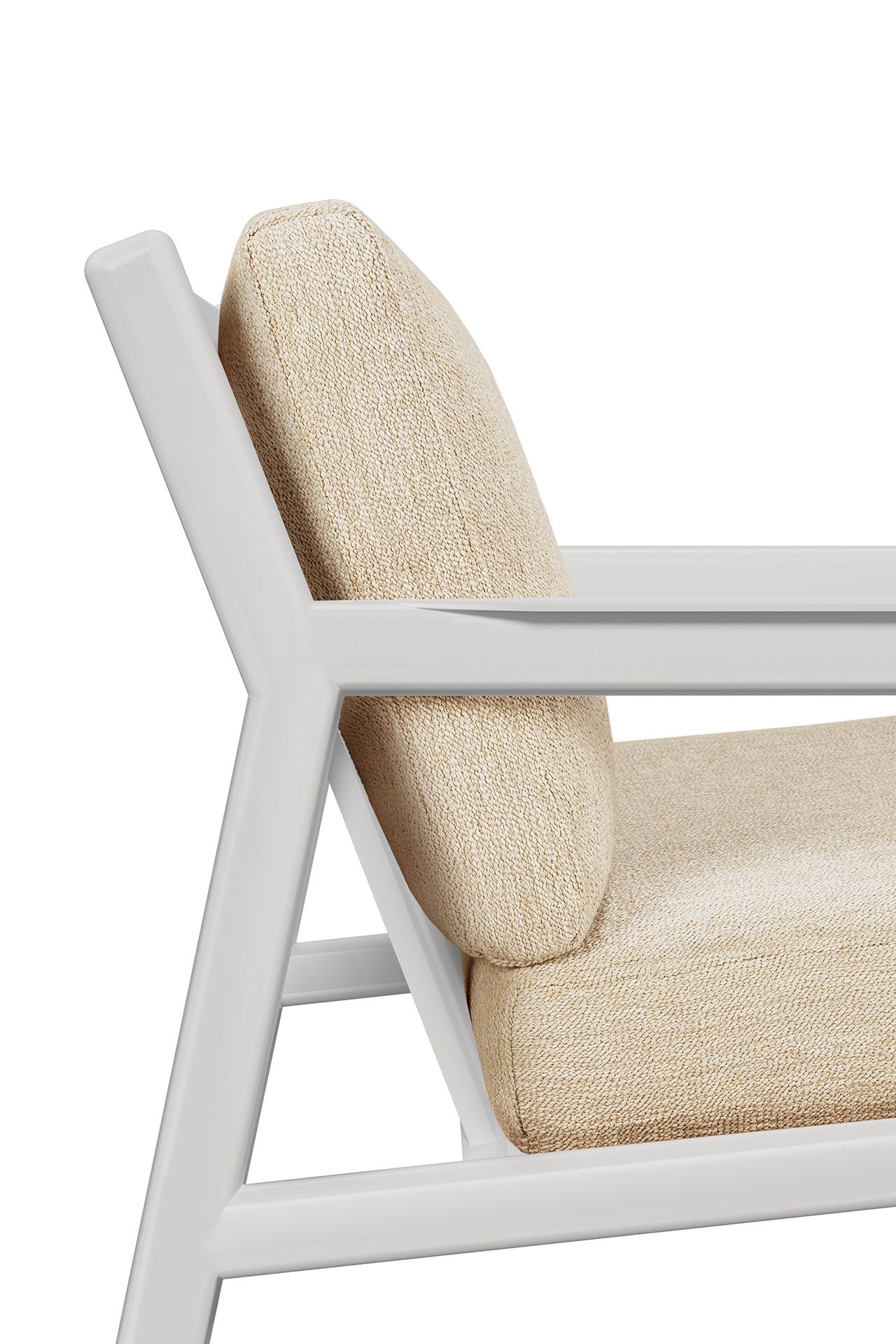 Detailaufnahme: Weißer Jack Outdoor Loungesessel mit beigen Kissen, ideal für Garten und Terrasse.