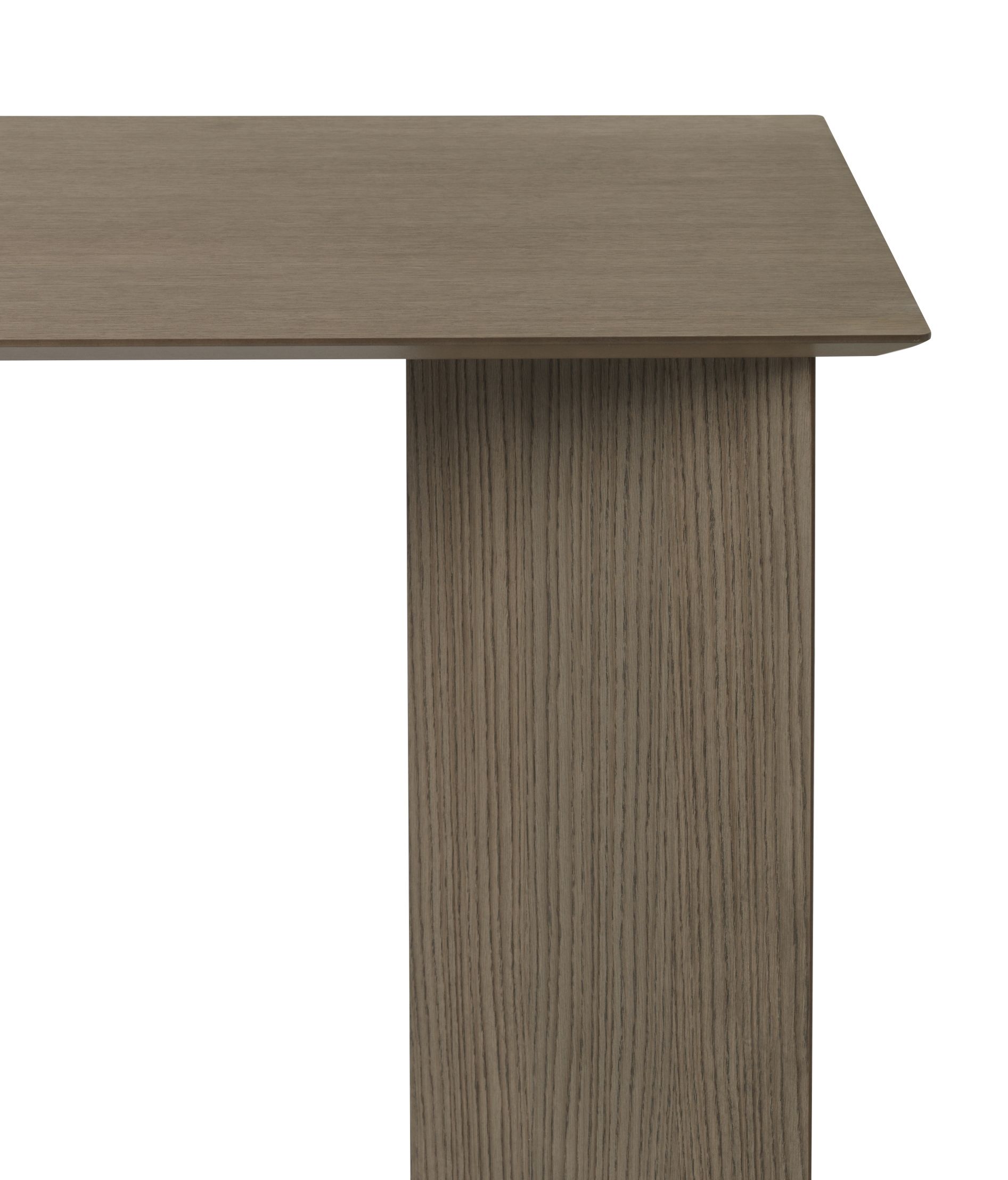 Detailansicht des Mingle Table Tisch von Ferm Living, Eiche dunkel gebeizt, Tischplatte und Tischbein.