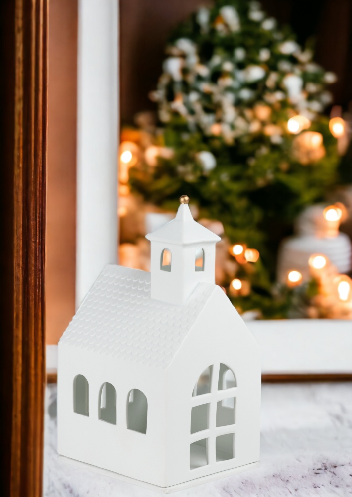Weißes Lichthaus in Kapellenform von Räder, stimmungsvolle Weihnachtsdekoration für Fensterbank und Tisch.