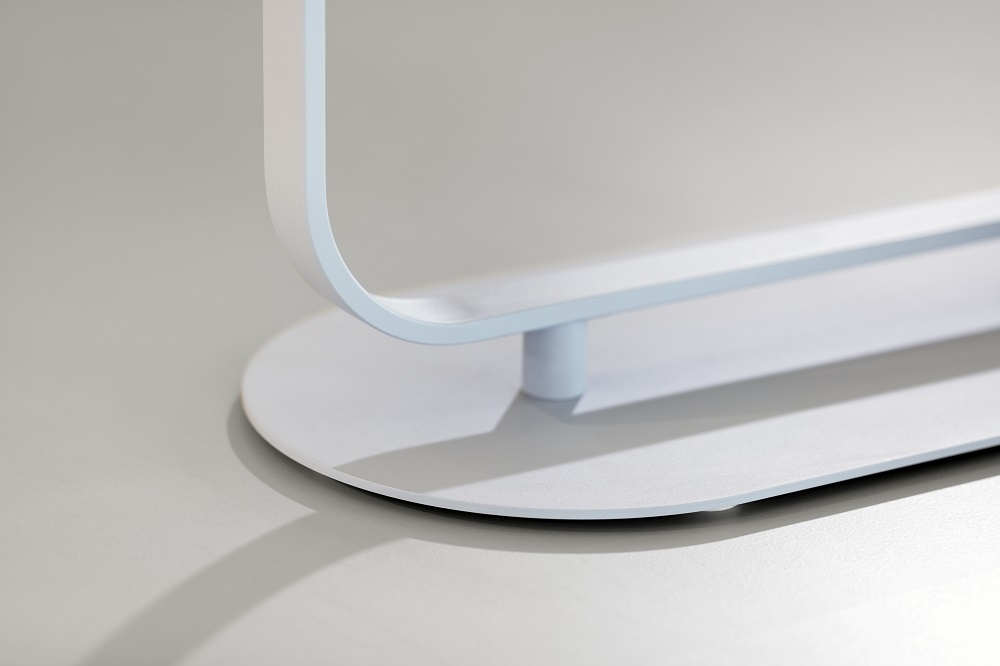 Detailaufnahme der weißen Focus Standgarderobe von Cascando: Fuß und Rahmen der modernen Garderobe.