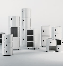 Weiße Componibili Elemente von Kartell, runde und eckige Aufbewahrungsmöbel für modernes Wohnen.