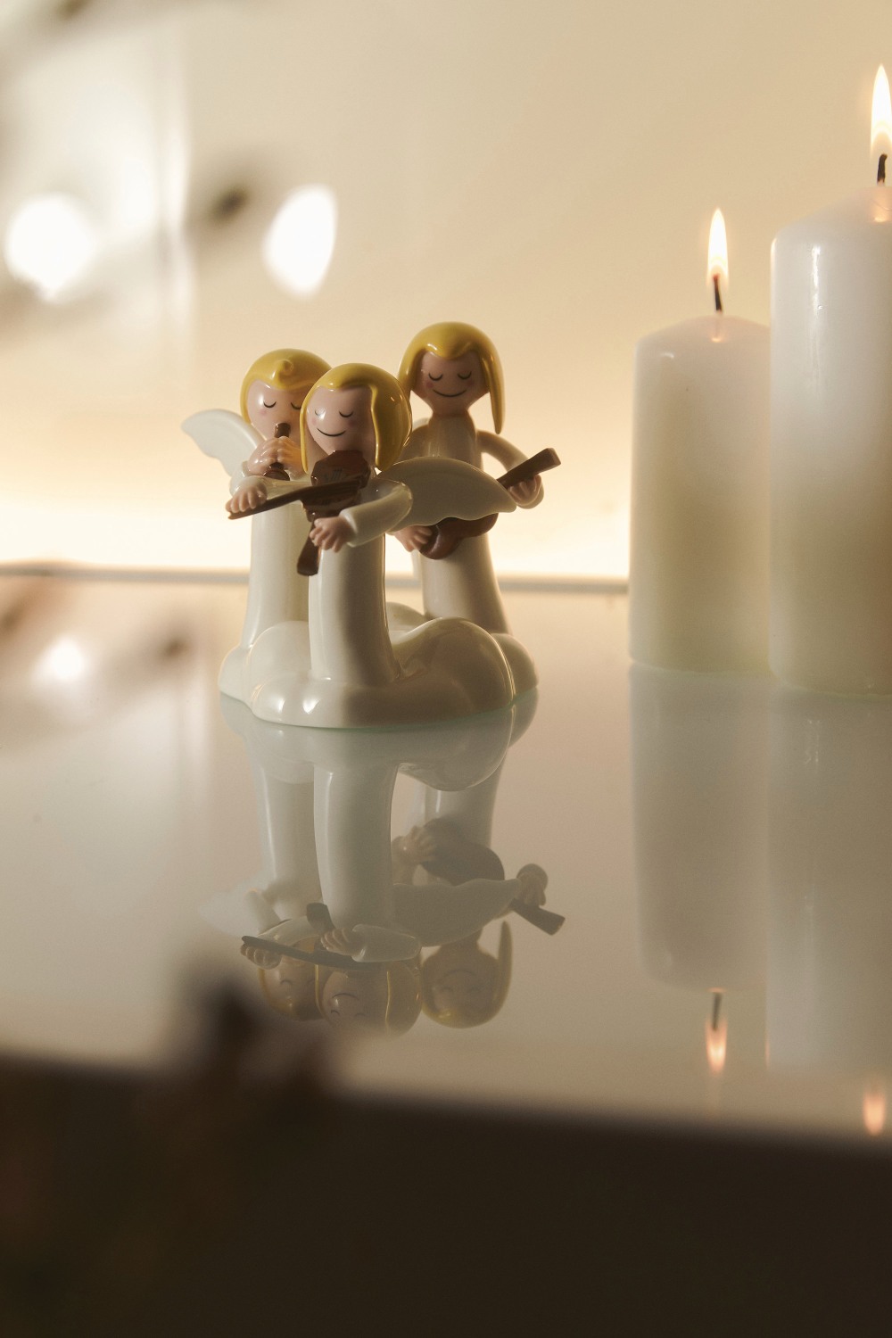 Alessi Happy Eternity Baby Engel Do Re Mi Figur mit Instrumenten und Kerzen.