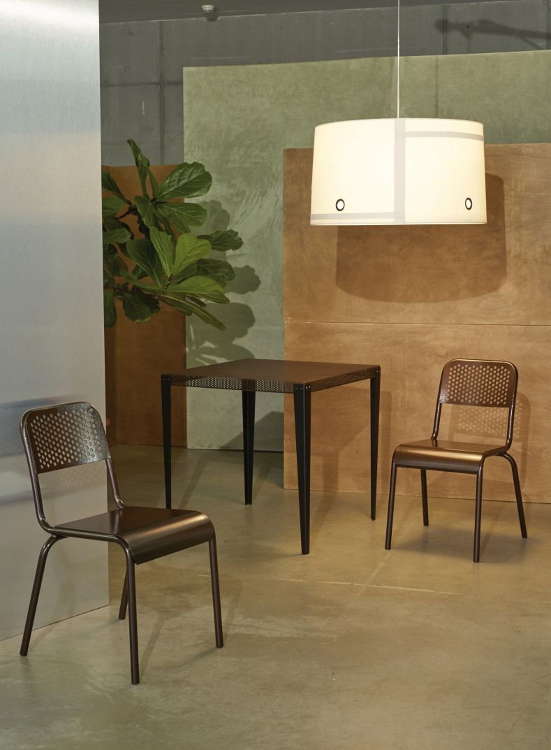 Nizza Tisch von Moroso Diesel mit zwei passenden Stühlen und Hängelampe im Interieur.