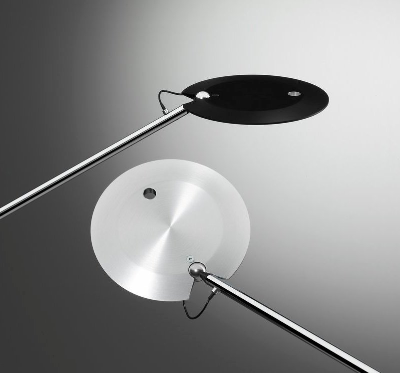 PINA LED Tischleuchte von Baltensweiler: Moderne LED-Leuchte mit schwarzem und silbernem Schirm.