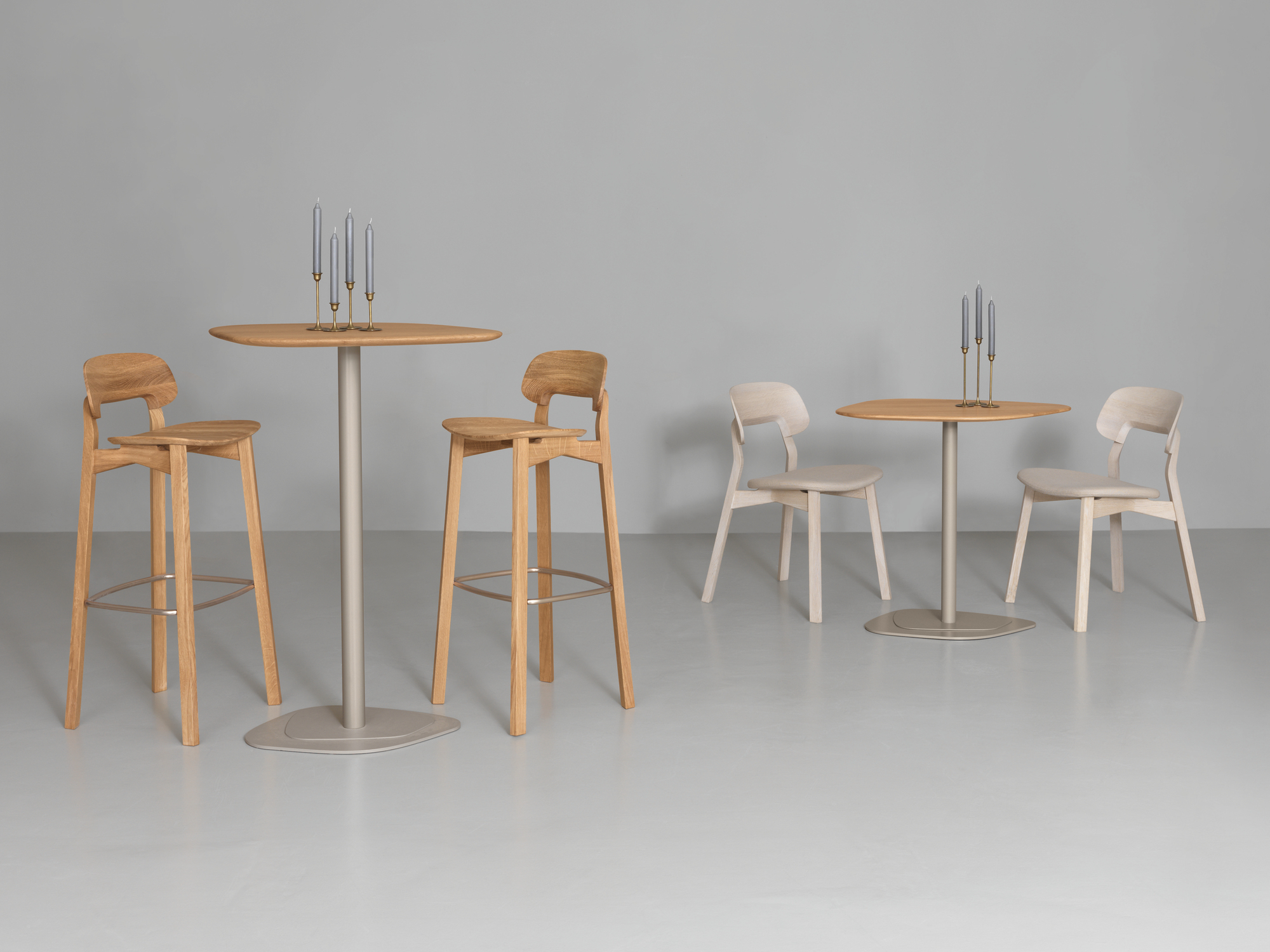 Nonoto Barhocker aus Nussbaum mit 80 cm Sitzhöhe und passendem Bartisch im Set.