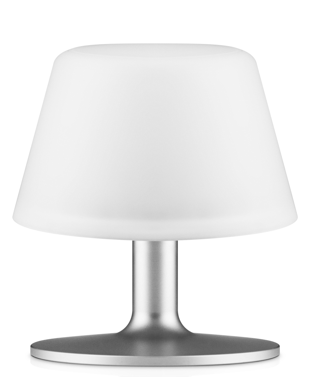 Weiße Sunlight Tischleuchte von Eva Solo mit silberfarbenem Fuß für Innen und Außen.