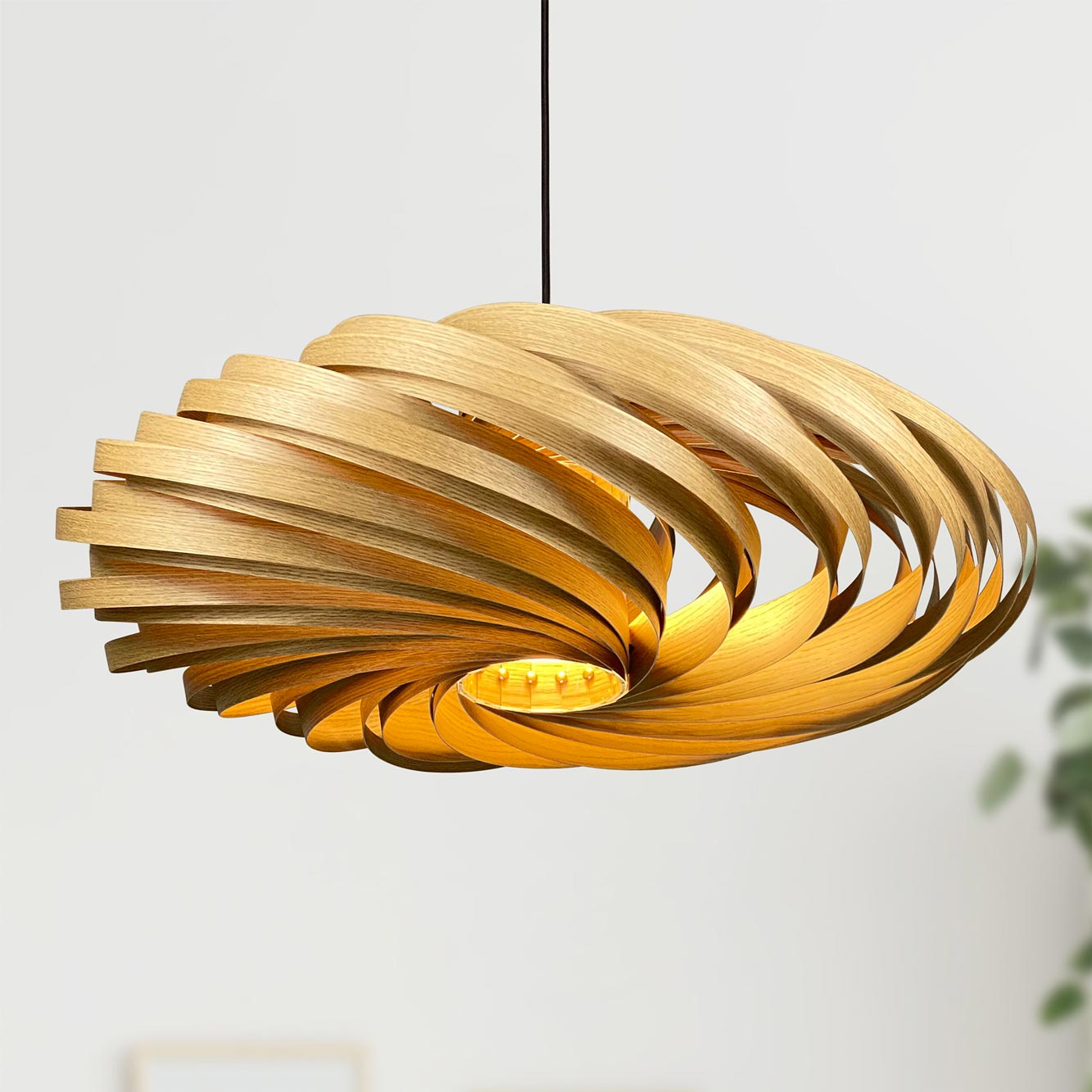 Veneria Hängeleuchte aus Eiche, spiralförmiges Design, moderne Pendelleuchte für Wohnzimmer und Essbereich.