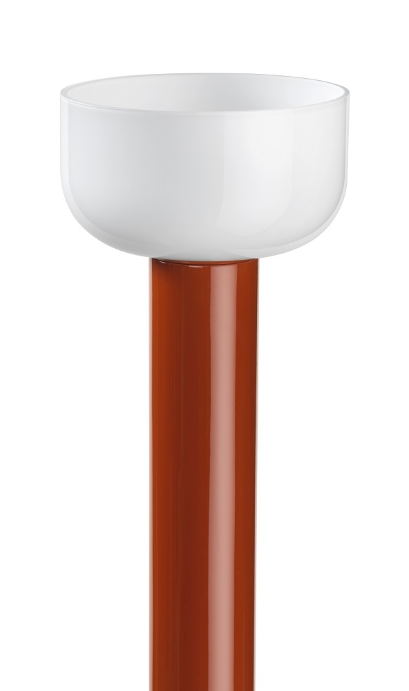 Bellhop Stehleuchte von Flos: Moderne Bodenleuchte mit weißem Lampenschirm und braunem Fuß.