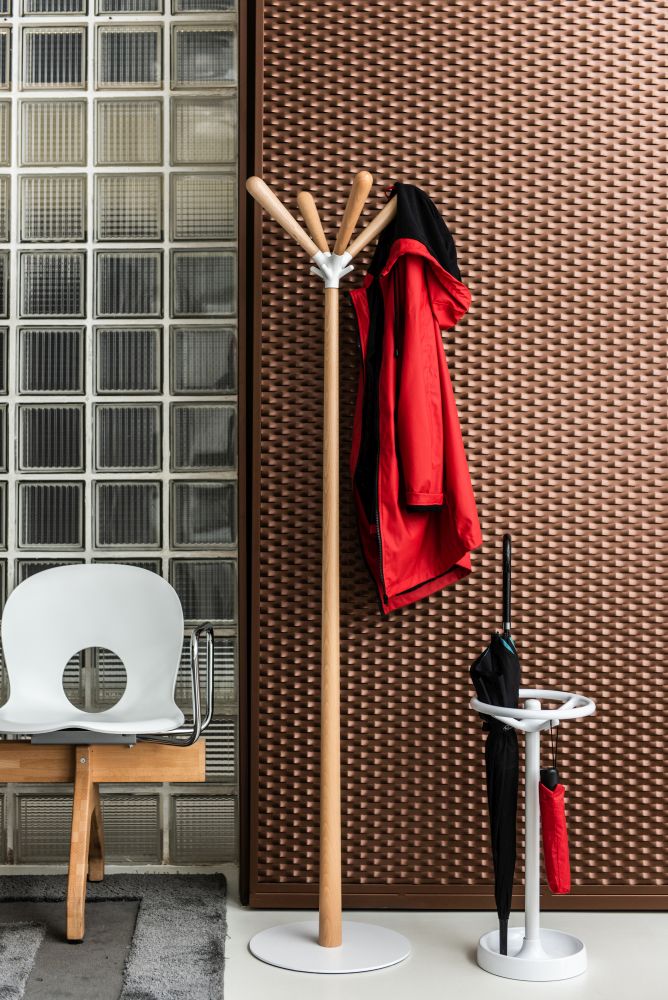 Bip Schirmständer von Rexite, Holz und Weiß, mit Jacke und Schirmen, modernes Design.