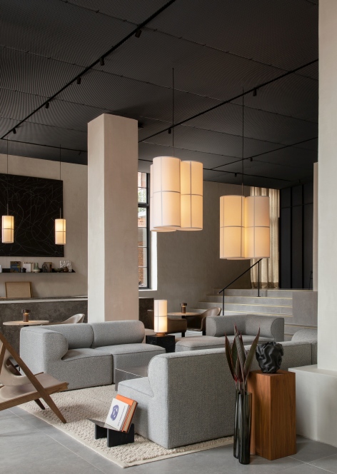 Innenaufnahme mit der Audo Hashira Stehleuchte, zylindrische Form, warmes Licht, modernes Design.