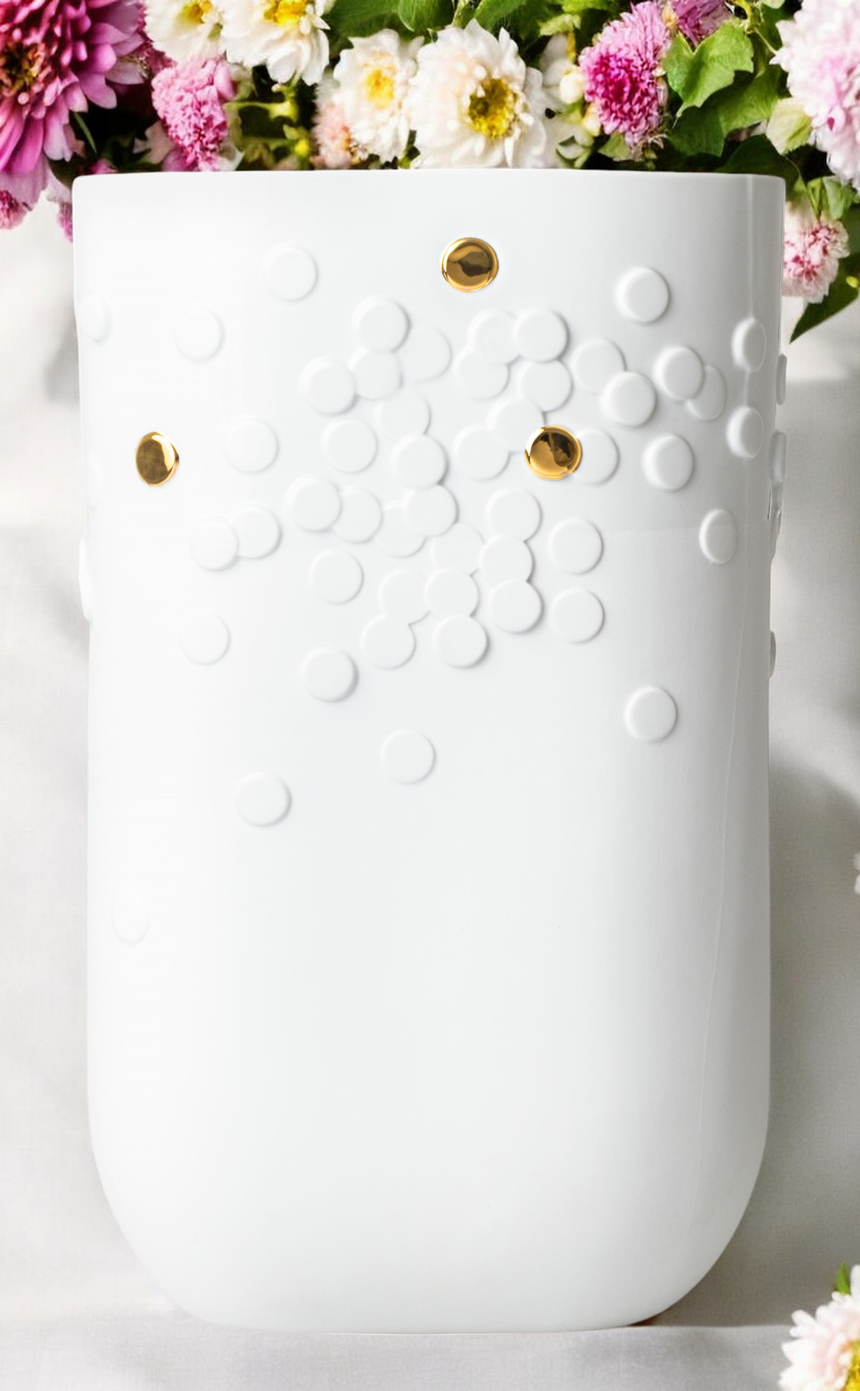 Weiße Bodenvase mit goldenen Akzenten und Blumen. Dekorative Vase für Wohnzimmer und Esszimmer.