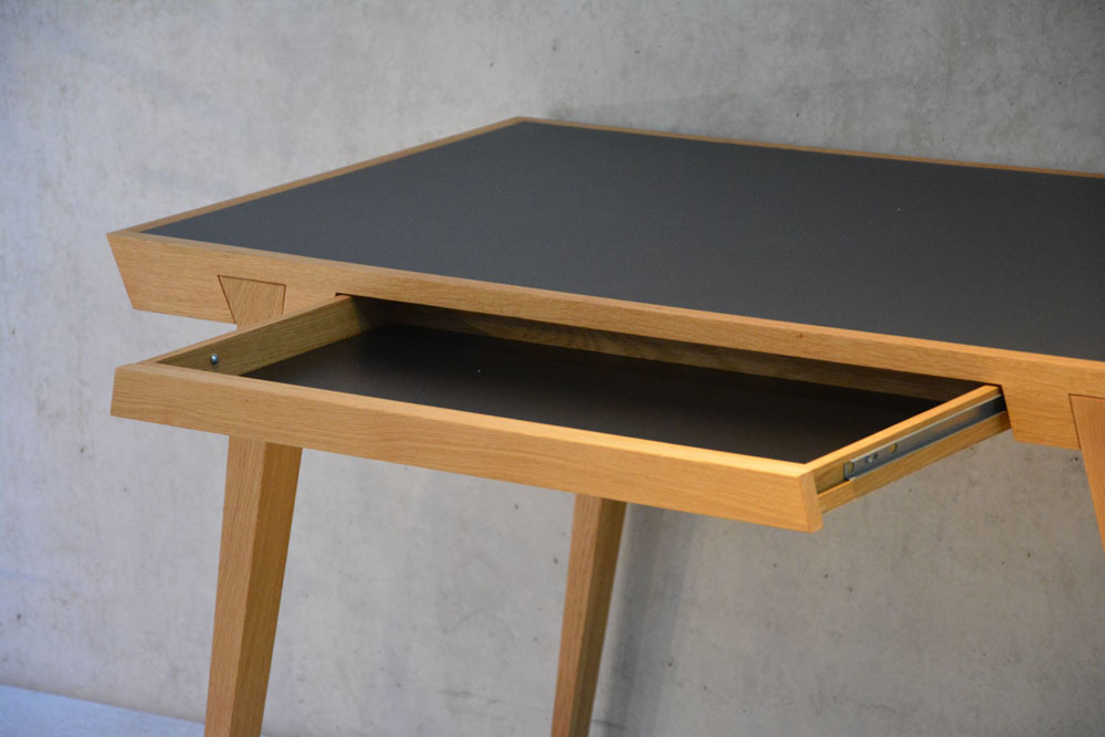 Desk Schreibtisch von Jan Kurtz mit Schublade aus hellem Holz und dunkler Arbeitsplatte.