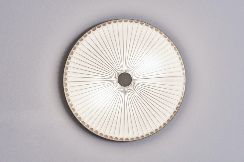 Runde Lamella Deckenleuchte von Le Klint, weiße Lamellen, modernes Design, Wand- und Deckenbeleuchtung.