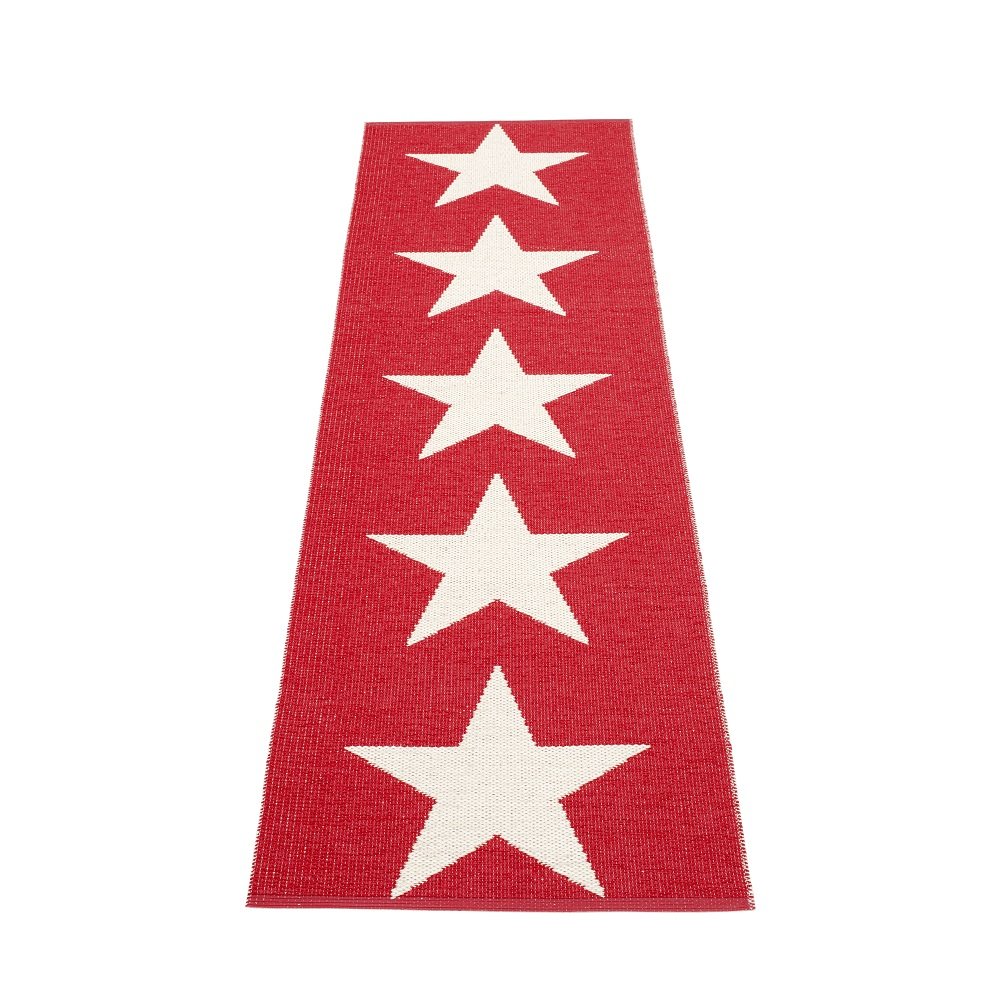 Roter Viggo One Kunststoffteppich von Pappelina, 70x250 cm, mit weißen Sternen als Muster.