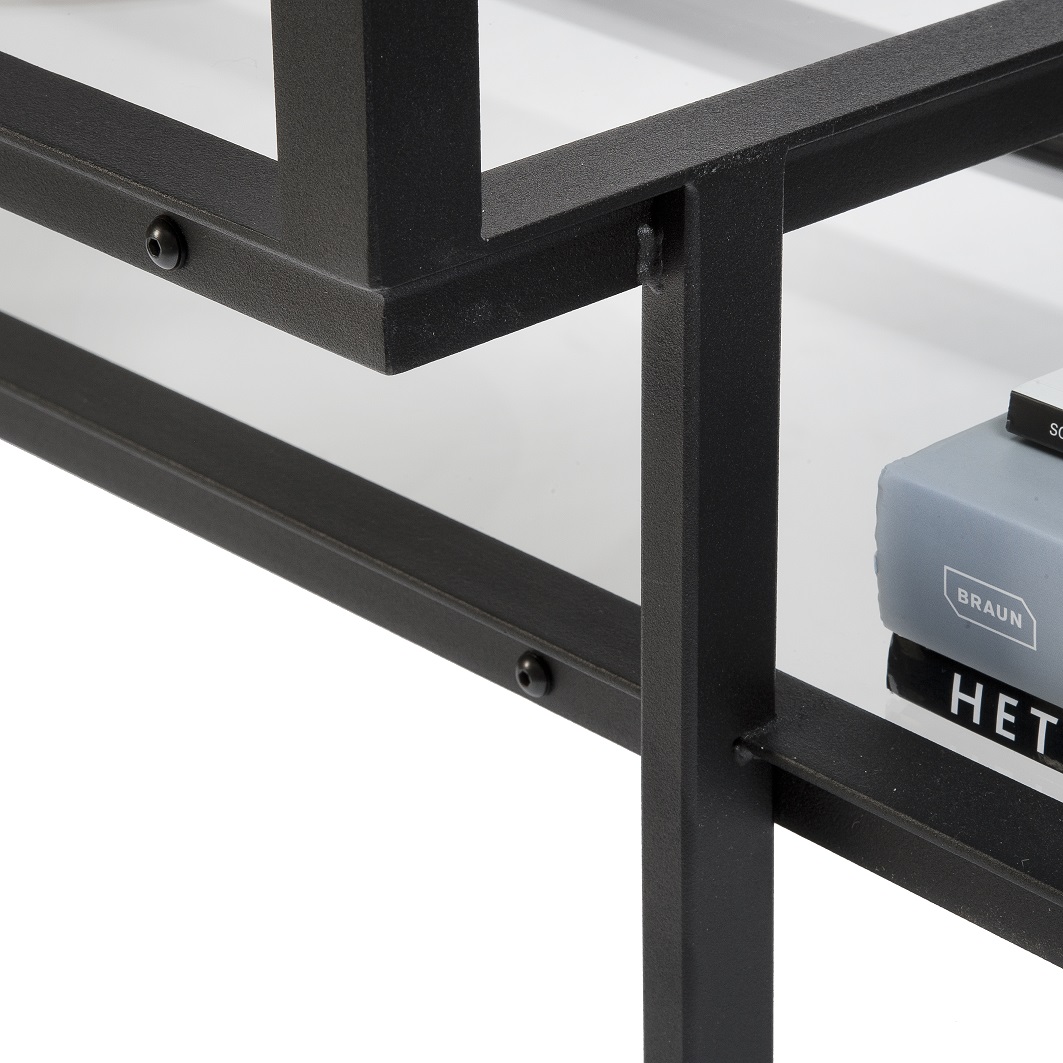 Detailaufnahme vom Tangled Kabinettschrank Sideboard Spectrum mit schwarzem Metallgestell und weißen Regalböden.