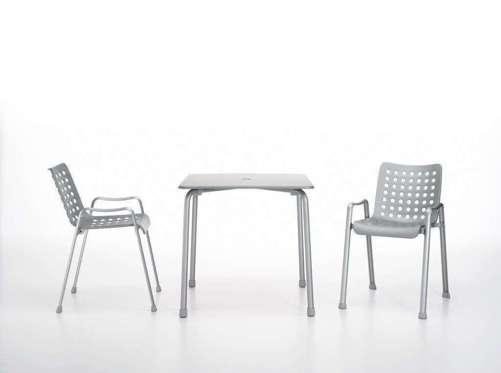 Silberner Landi Stuhl von Vitra mit Armlehnen und passendem Tisch, modernes Design für Garten und Terrasse.