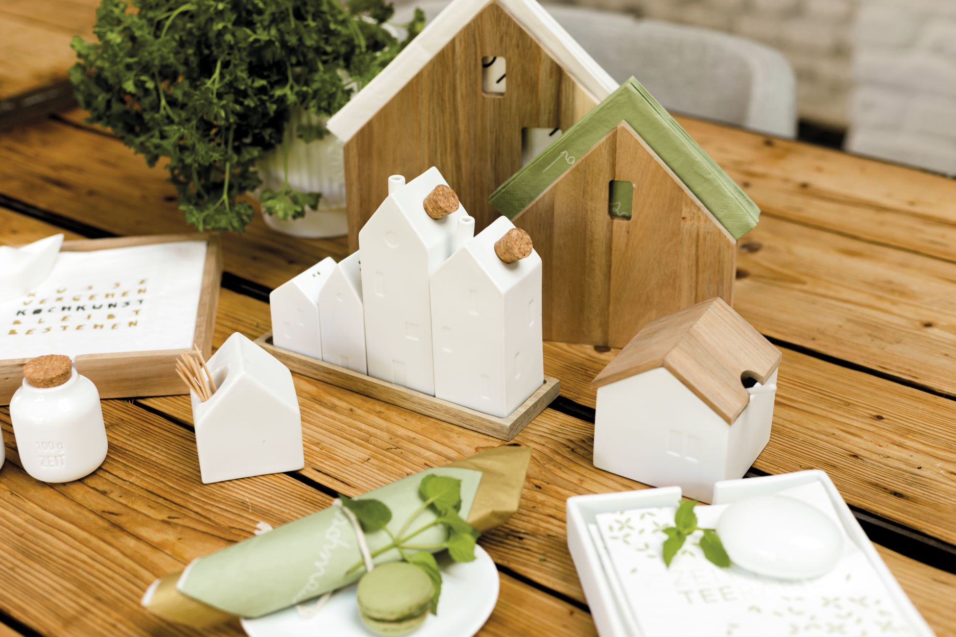 Menage Häuser: Salz- und Pfefferstreuer, Zahnstocherhalter und Serviettenhalter in Hausform aus Holz und Keramik.