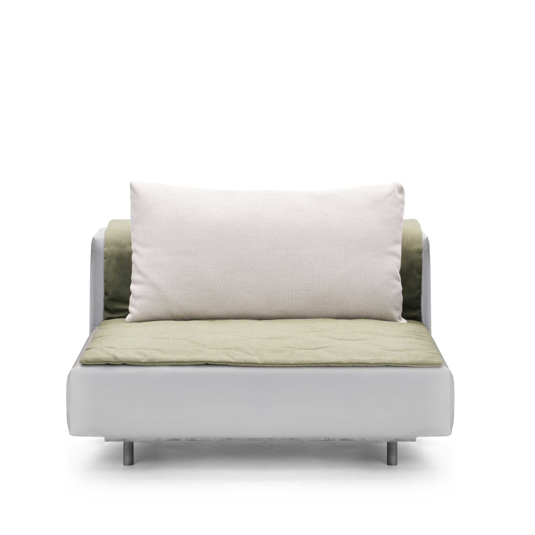 Walrus Outdoor Sofa Mittelmodul von Extremis mit weißem Rahmen, grüner Auflage und Kissen.