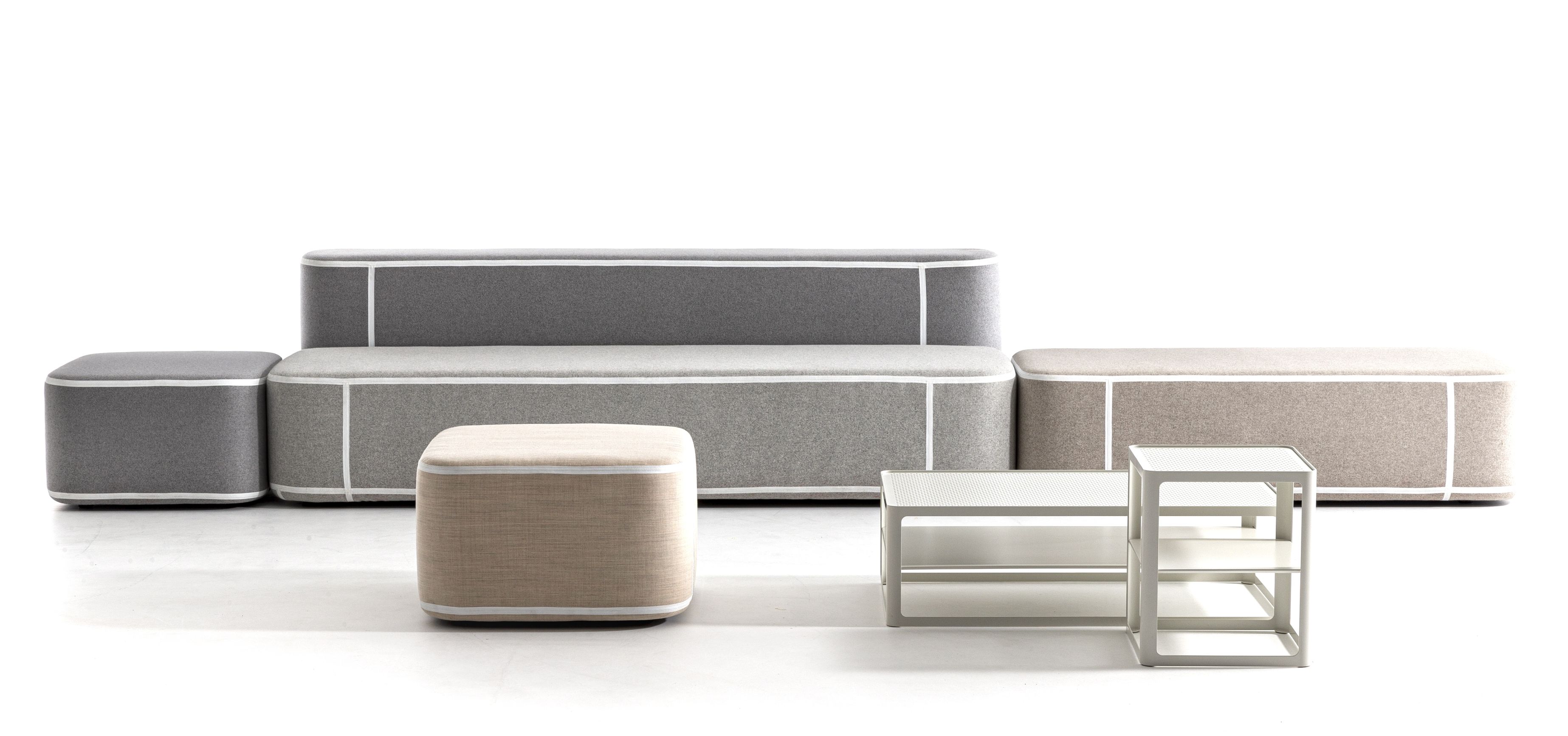 Tape Sofatisch von Moroso, grauer Lounge Tisch mit Stoffbezug und weißen Akzenten.