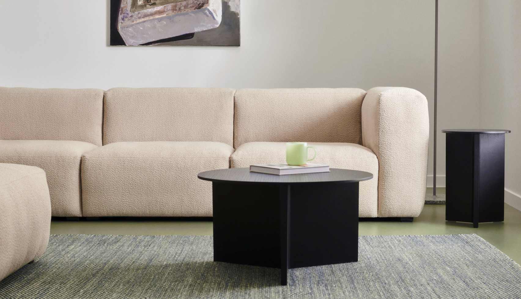 Beige Mags Soft Sofa 3-Sitzer mit Linara Stoff und schwarzem Couchtisch im Wohnzimmer.