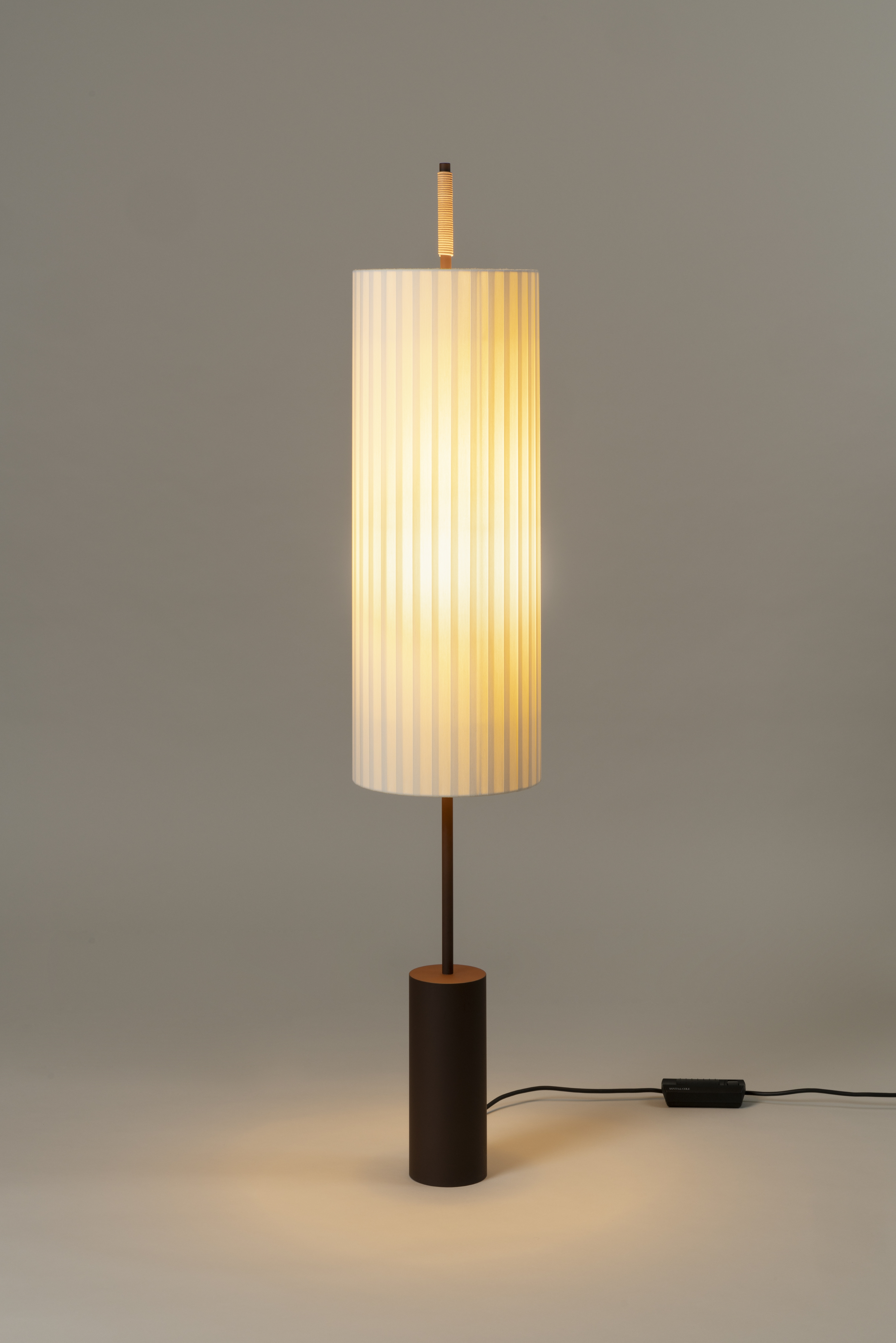 Dorica Stehleuchte von Santa & Cole mit zylindrischem Lampenschirm und warmem Licht. Moderne Stehlampe.