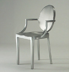 Silberner Kong Stuhl von Emeco: Moderner Designstuhl aus Aluminium mit runder Rückenlehne und Armlehnen.