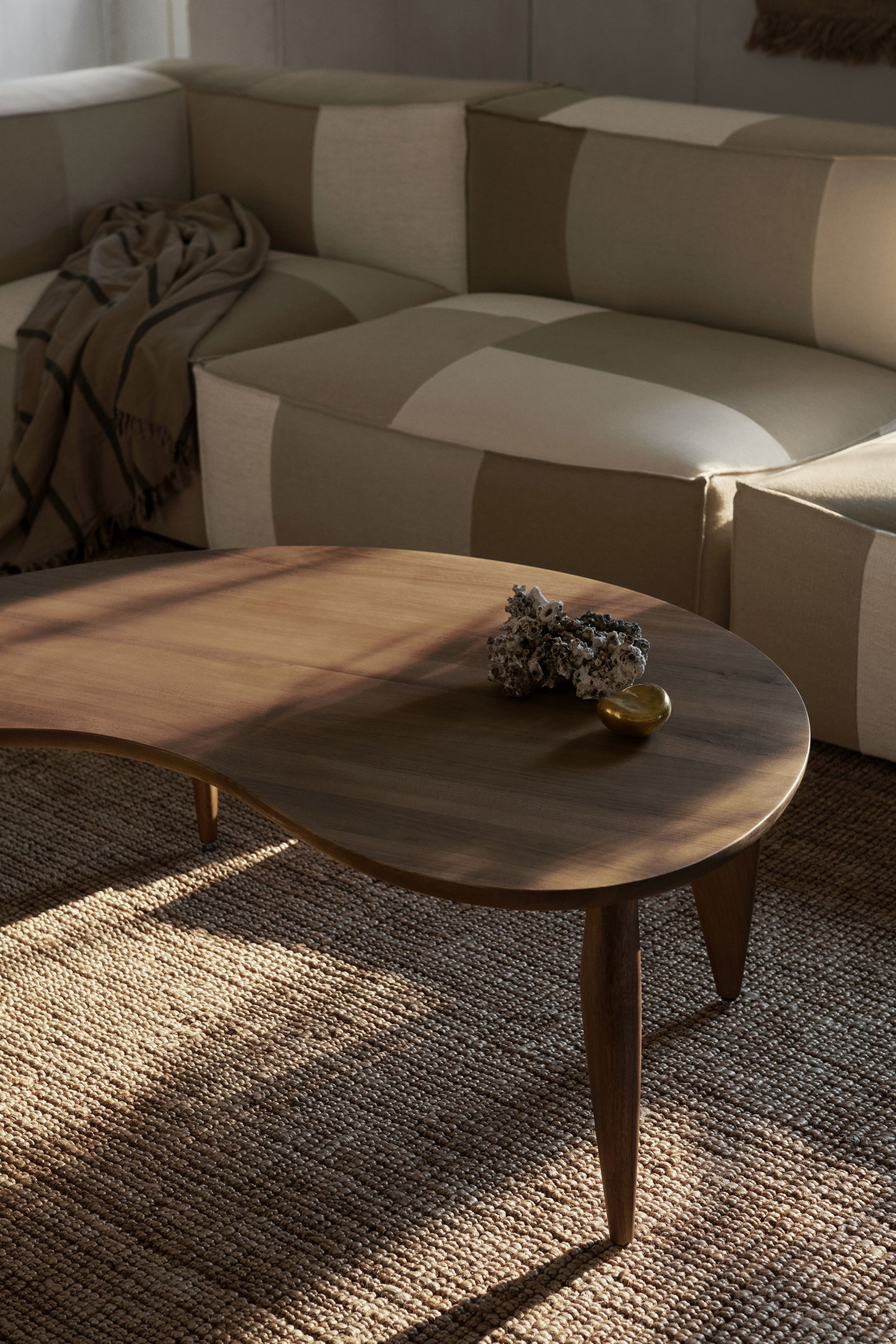 Feve Coffee Table von Ferm Living aus geöltem Walnussholz im Wohnzimmer.