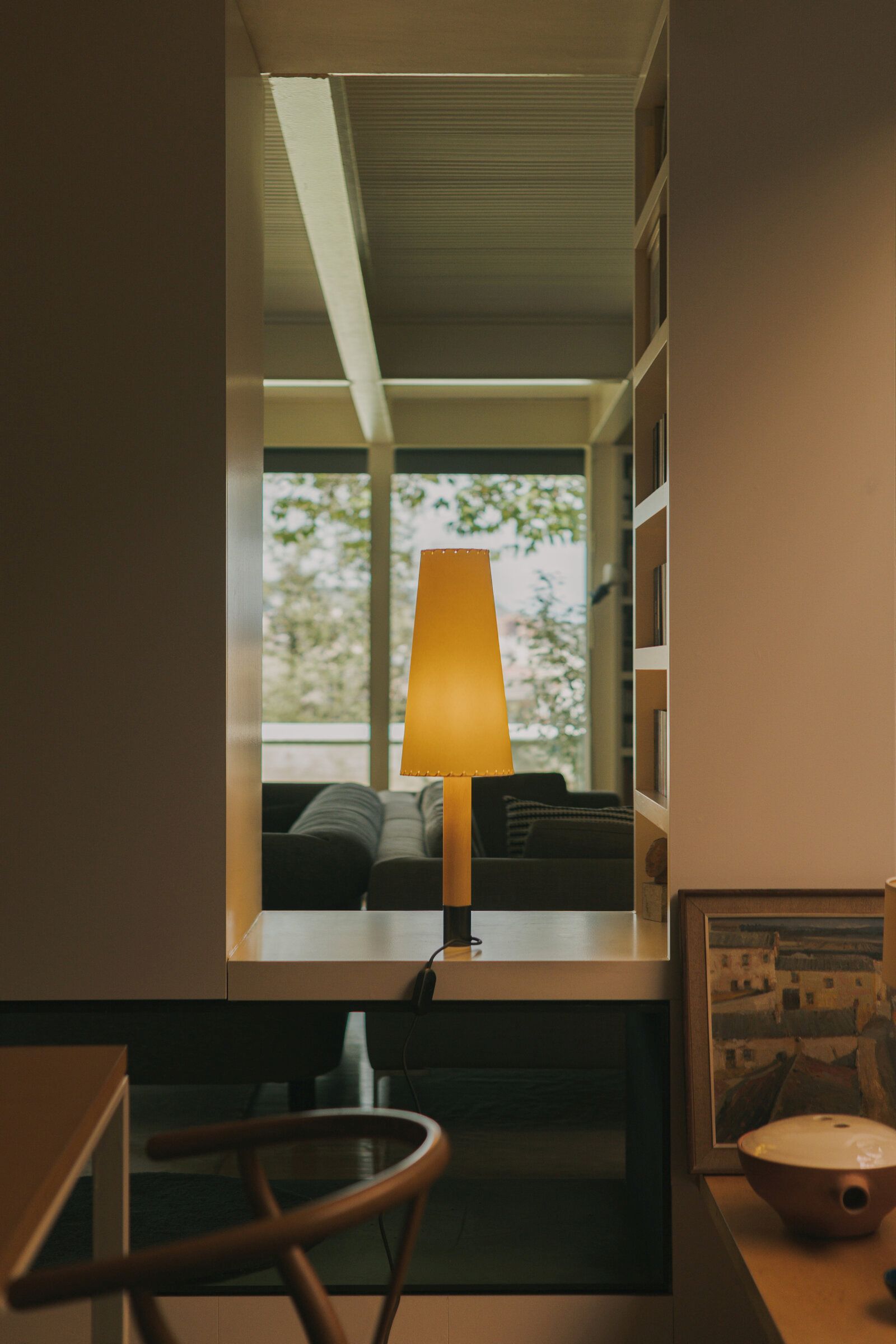 Basica Tischleuchte von Santa & Cole, gelber Lampenschirm, modernes Design, warmes Licht.