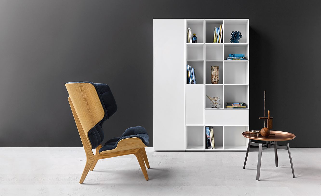 Weißes Nex Pur Regal mit Schublade und offenen Fächern von Piure im modernen Wohnzimmer.