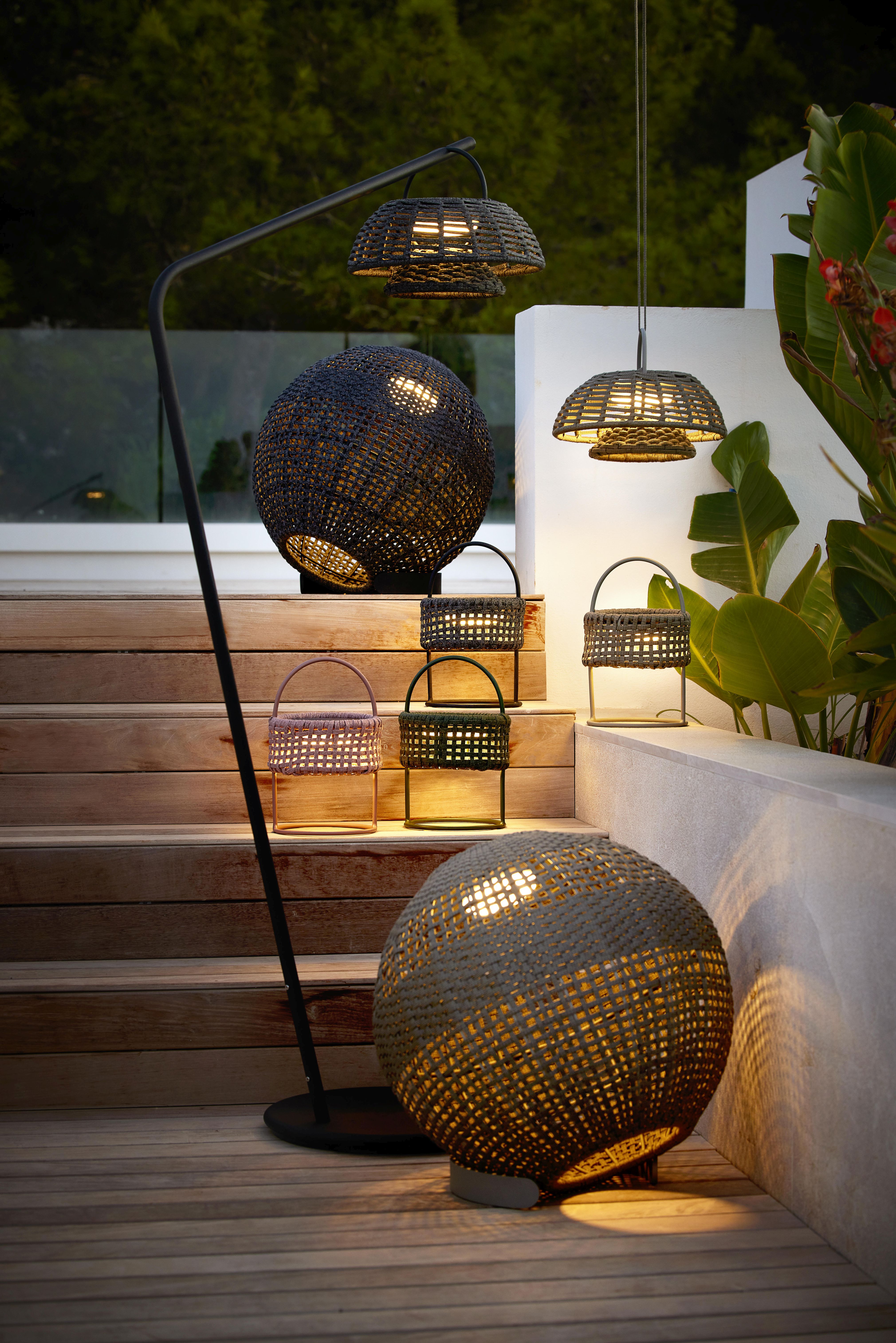 Cane-Line Illusion Solar Lampen: Stehlampe, Hängelampe und Tischleuchten aus geflochtenem Rattan für den Garten.