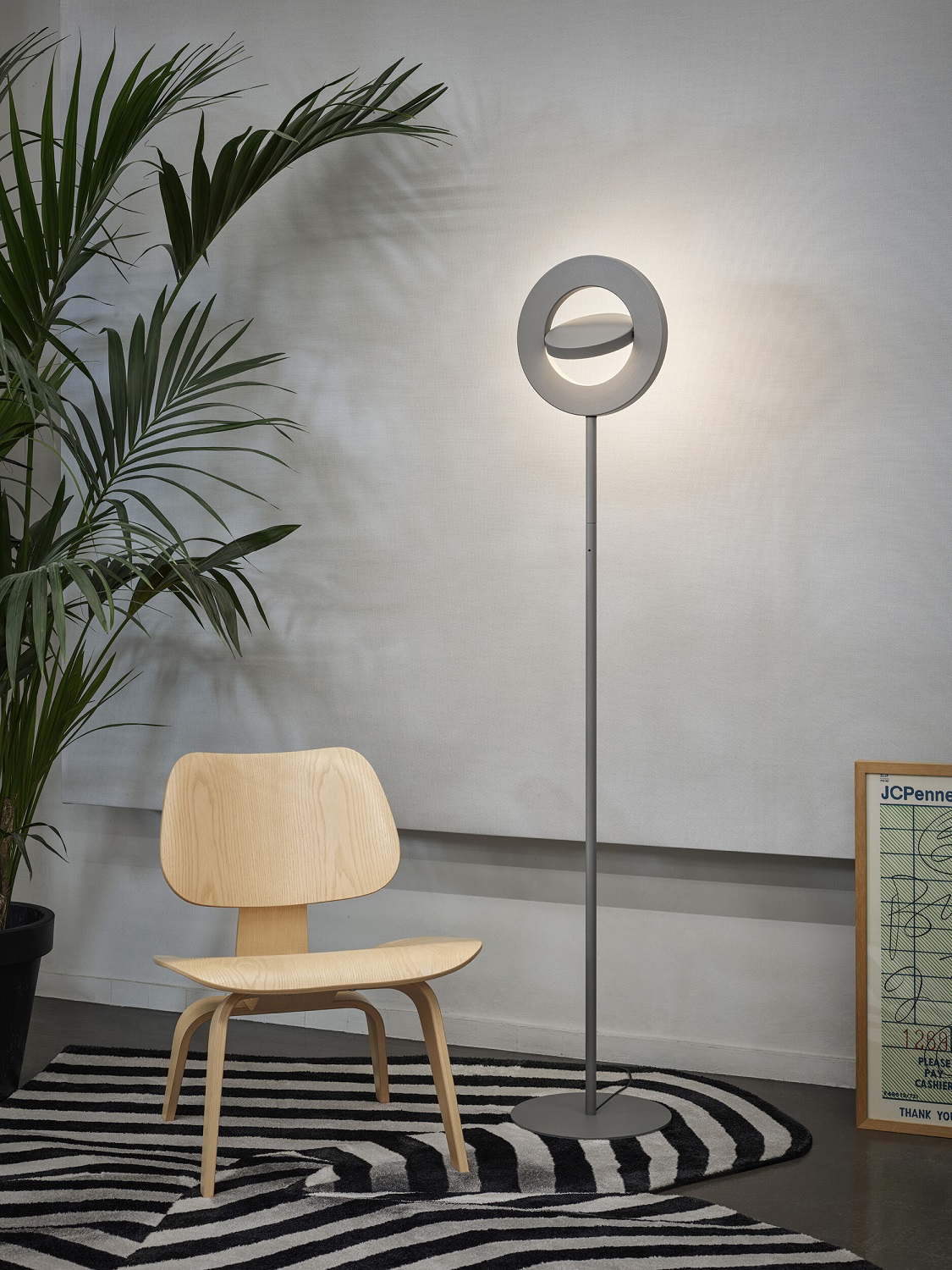 Signum Floor Stehleuchte Japth: Moderne Stehlampe mit kreisförmigem Leuchtkopf, ideal für Wohnzimmer und Büro.