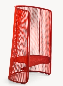 Roter Design Sessel Husk von Moroso: Moderner Loungesessel für Indoor und Outdoor.