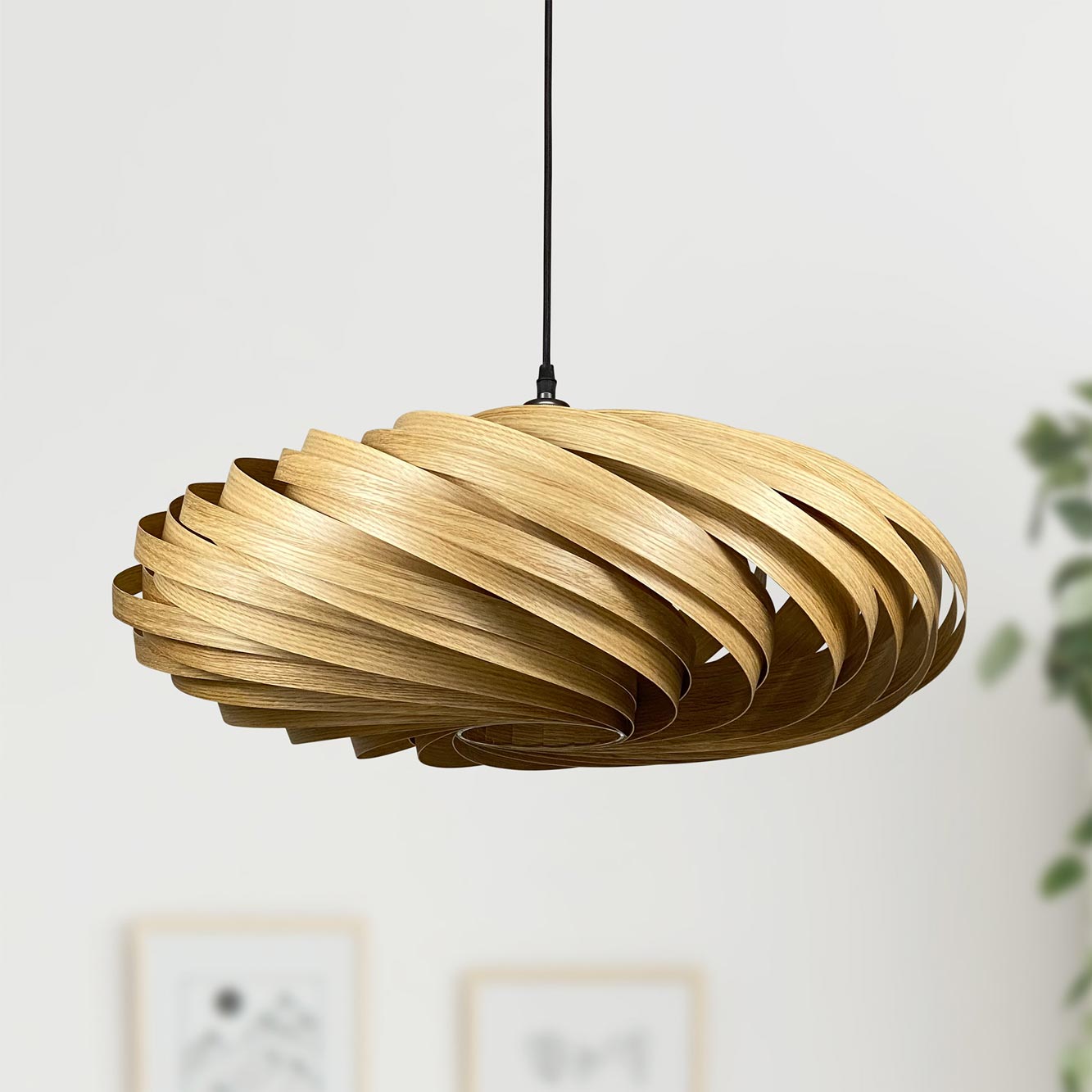 Veneria Hängeleuchte aus Eiche, moderne Holzlampe mit spiralförmigem Design für stilvolle Innenraumbeleuchtung.