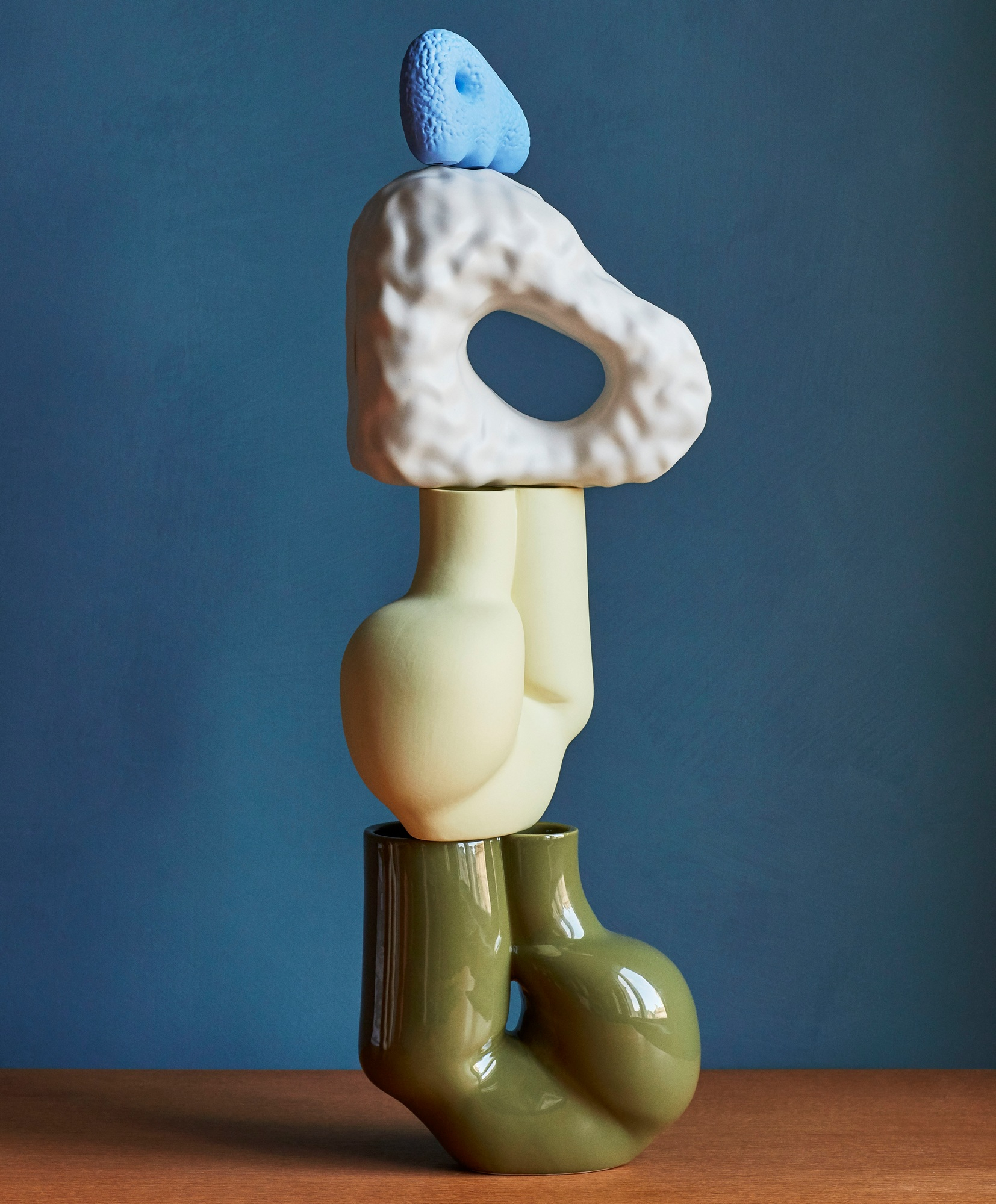 W&S Boulder Bookend Buchstütze aus Keramik, skulpturales Design in Grün, Beige und Weiß auf Holzoberfläche.