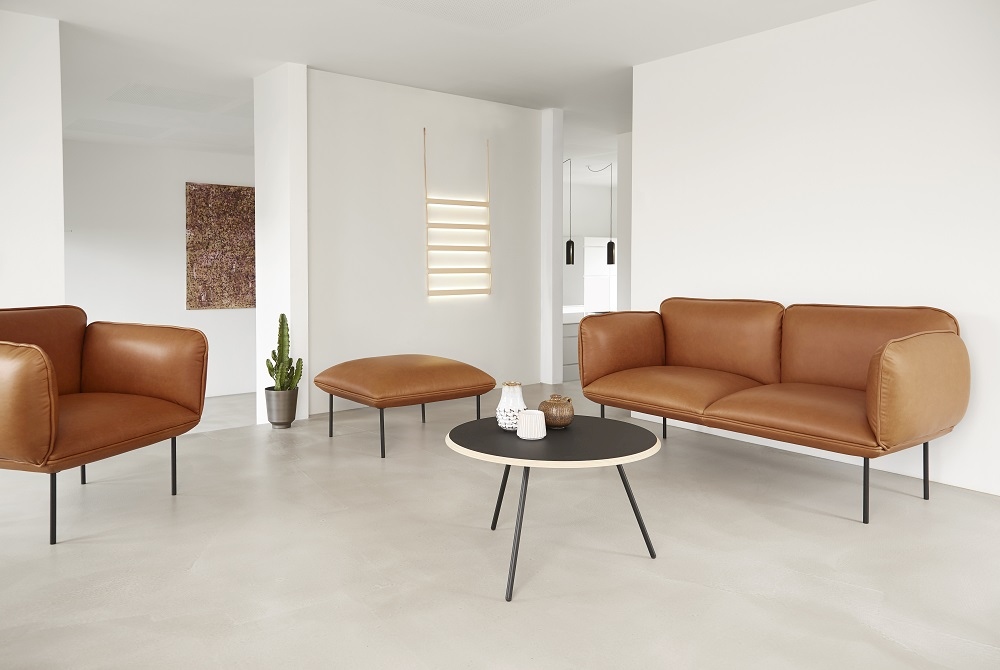 Nakki Sofa in Cognac Leder: Modernes 1-Sitzer Ledersofa von Woud im Wohnzimmer.
