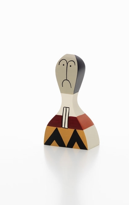 Vitra Wooden Doll No. 17, dekorative Holzfigur mit geometrischen Mustern und minimalistischem Gesichtsausdruck.