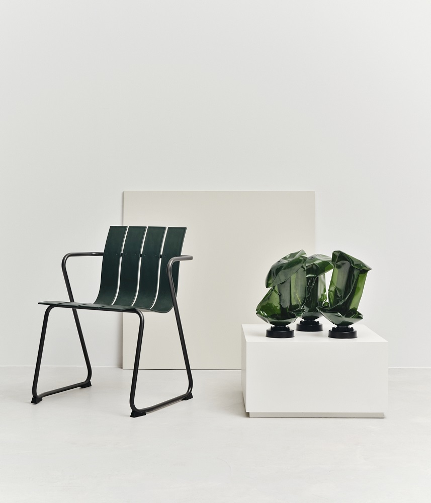 Grüner Ocean Chair Outdoor Stuhl mit Armlehnen und schwarzem Gestell für Garten und Terrasse.