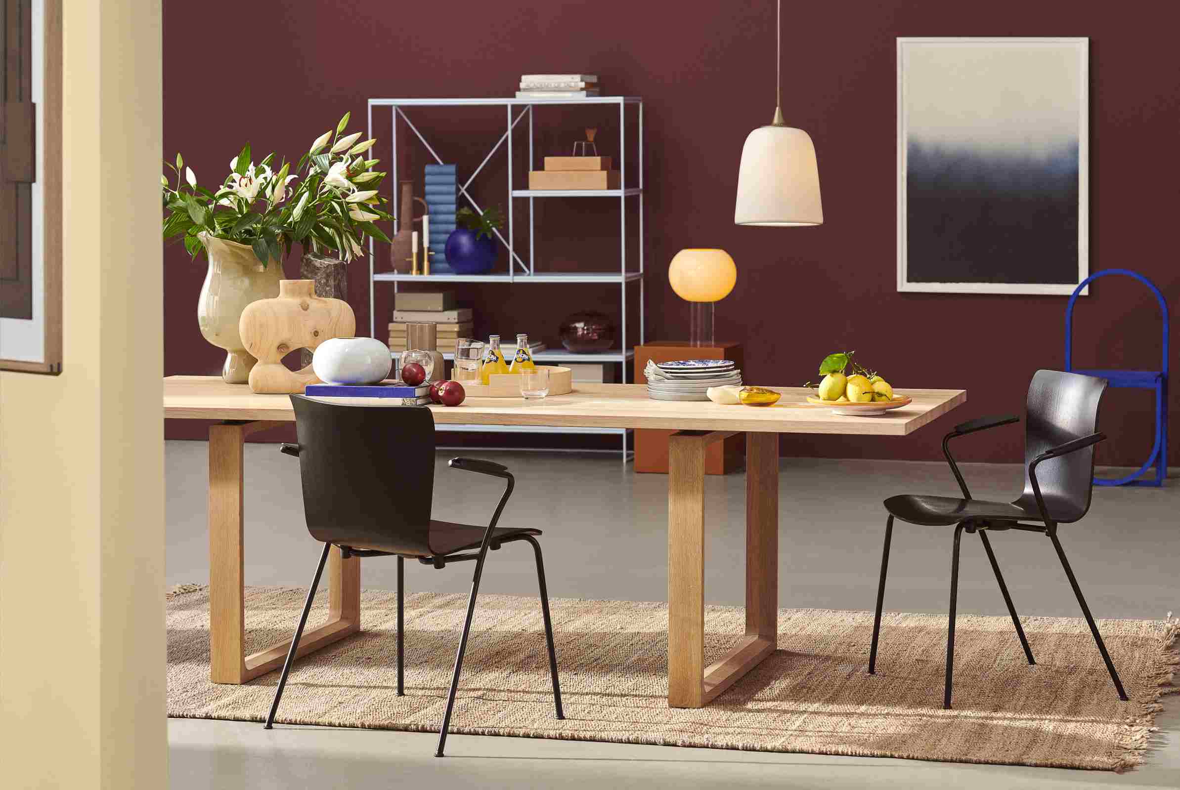 Esstisch aus Holz: Fritz Hansen Essay Tisch im Esszimmer mit Stühlen und Dekoration.